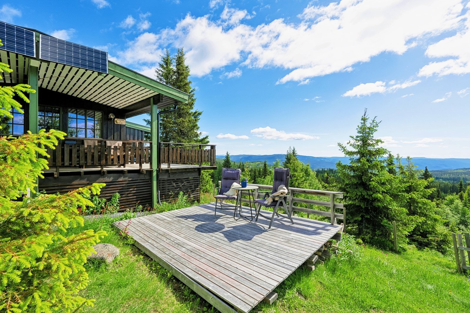 Det er også bygget en frittstående platting på tomten. Galleribilde