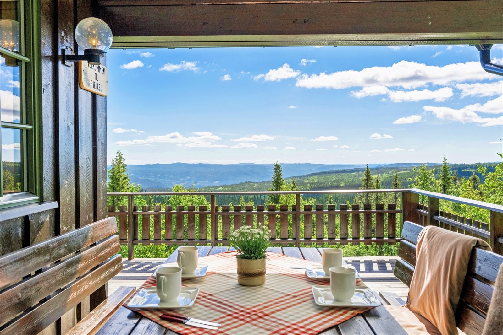 Eiendommen har nydelige uteområder med en fantastisk utsikt. Galleribilde