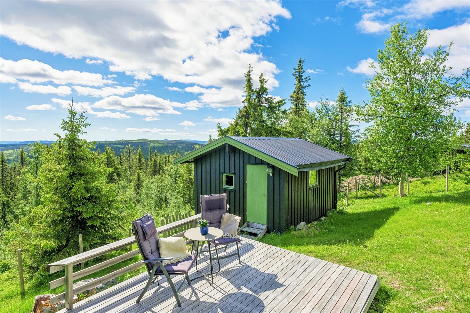 På eiendommen er det også oppført et frittstående uthus med god lagringsplass. Galleribilde