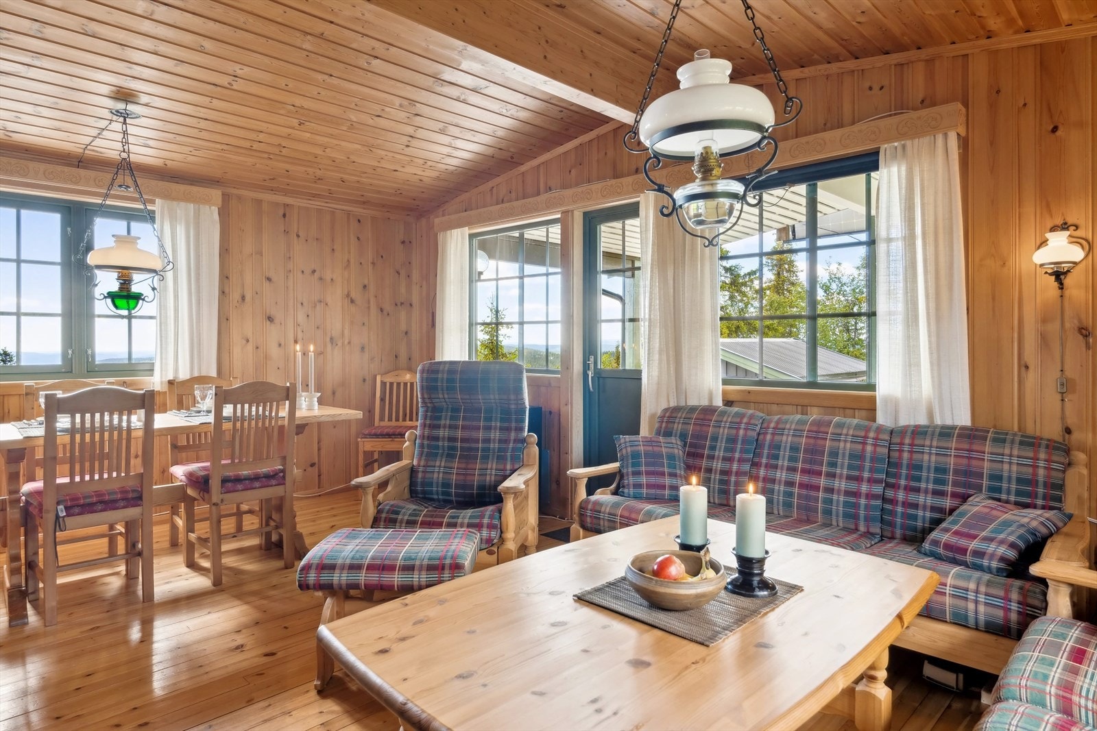 Stuen har en fin planløsning slik at du har plass til både sofa og spisebord. Galleribilde