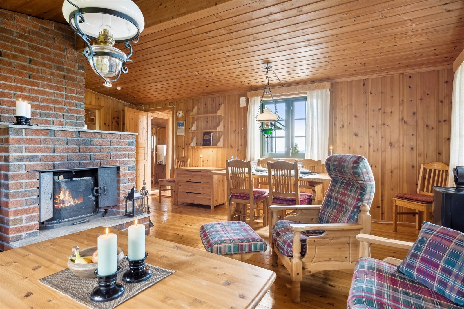 Innvendig har hytten en tradisjonell standard som virkelig bringer frem en lun og koselig romfølelse. Galleribilde