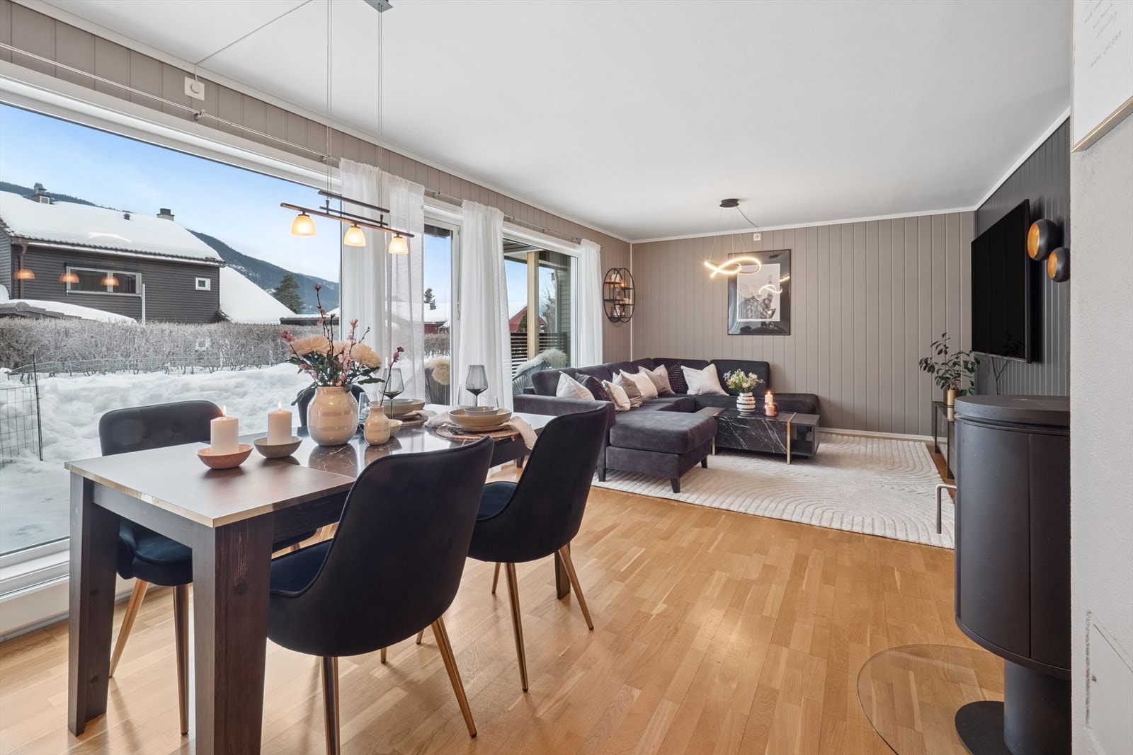 Store vindusflater slipper inn rikelig med naturlig lys. Galleribilde