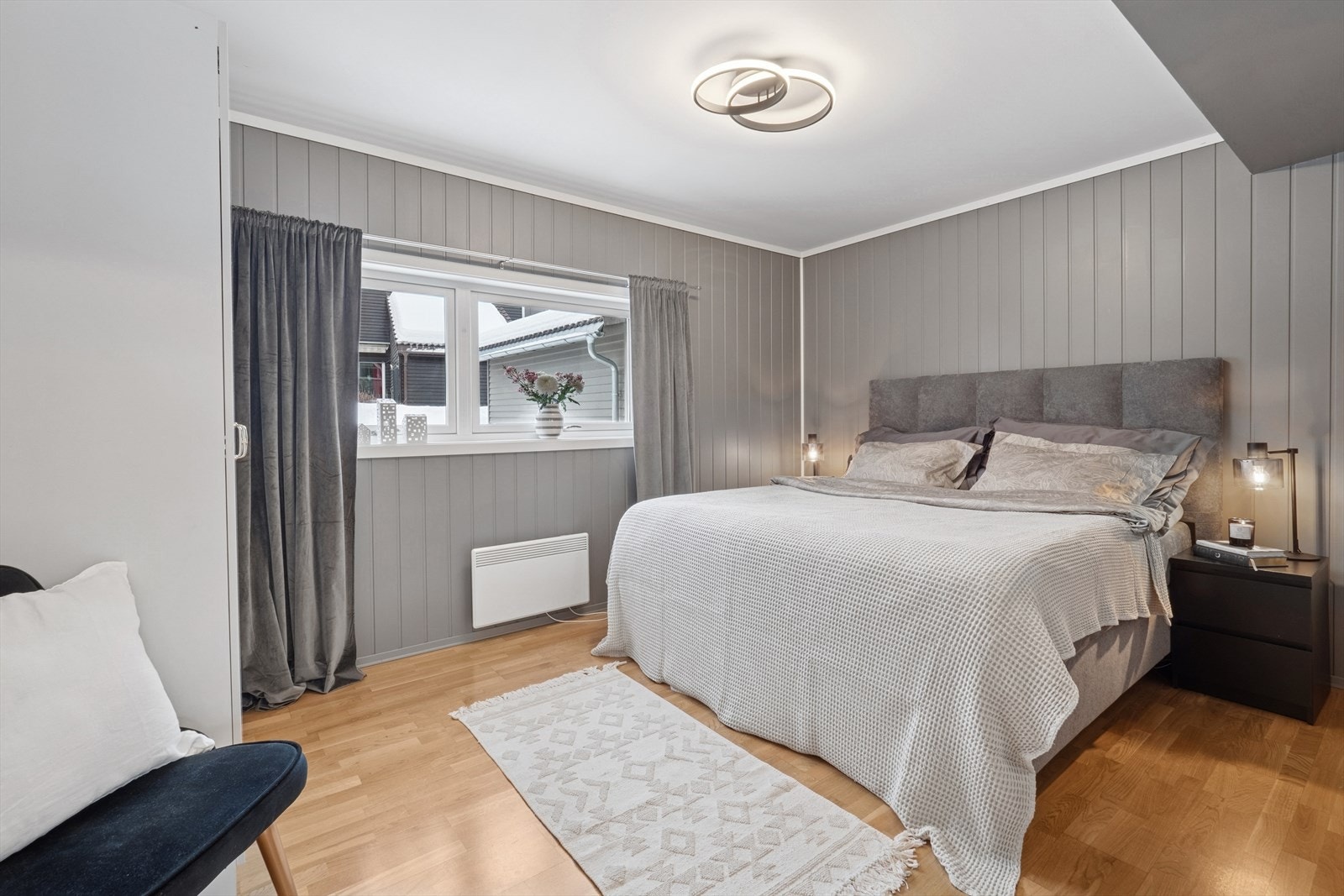 Romslig hovedsoverom med garderobeskap. Galleribilde