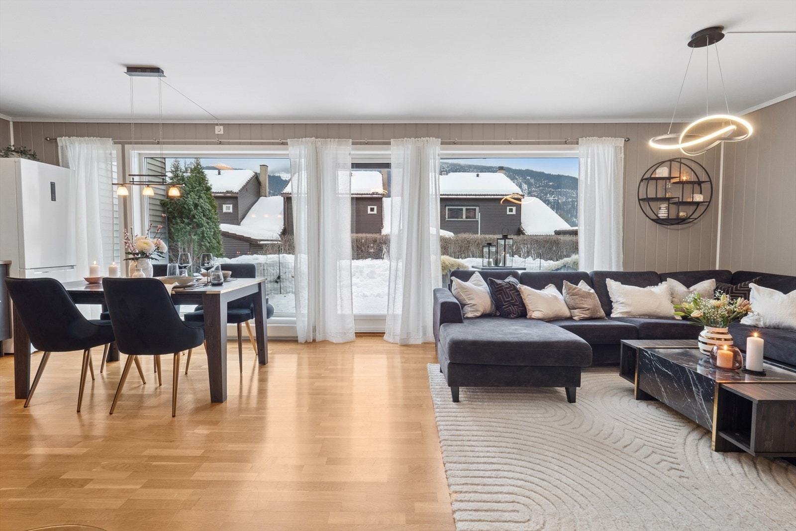 Dette er en lyst og sosialt rom med gode møbleringsmuligheter. Spisebordet fungerer som et naturlig skille mellom kjøkkendel og stuedel. Galleribilde