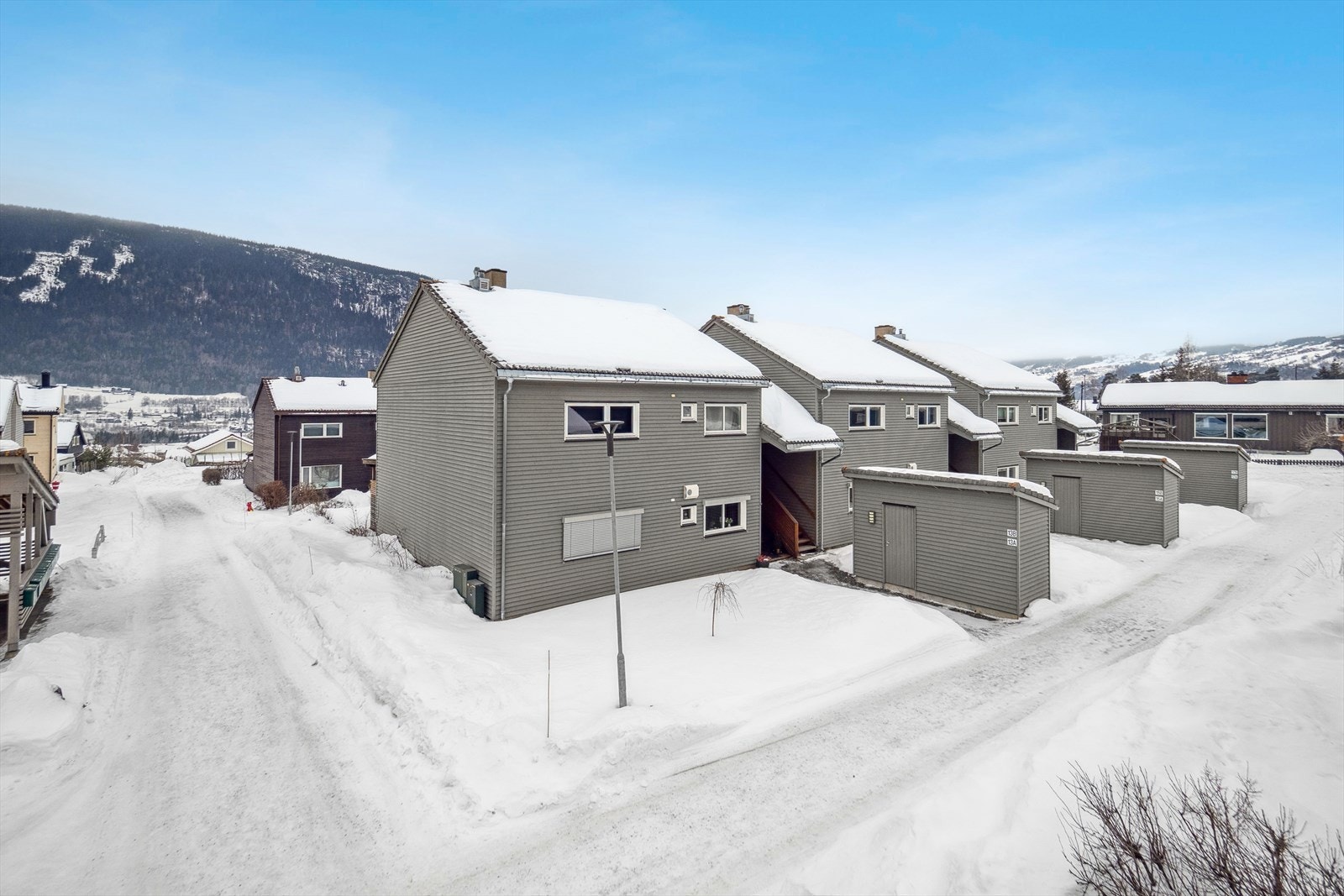 Rolig og barnevennlig beliggenhet med kort vei til skole, barnehager, dagligvare og øvrige butikker, Hafjell Alpinsenter og fine turmuligheter. Galleribilde