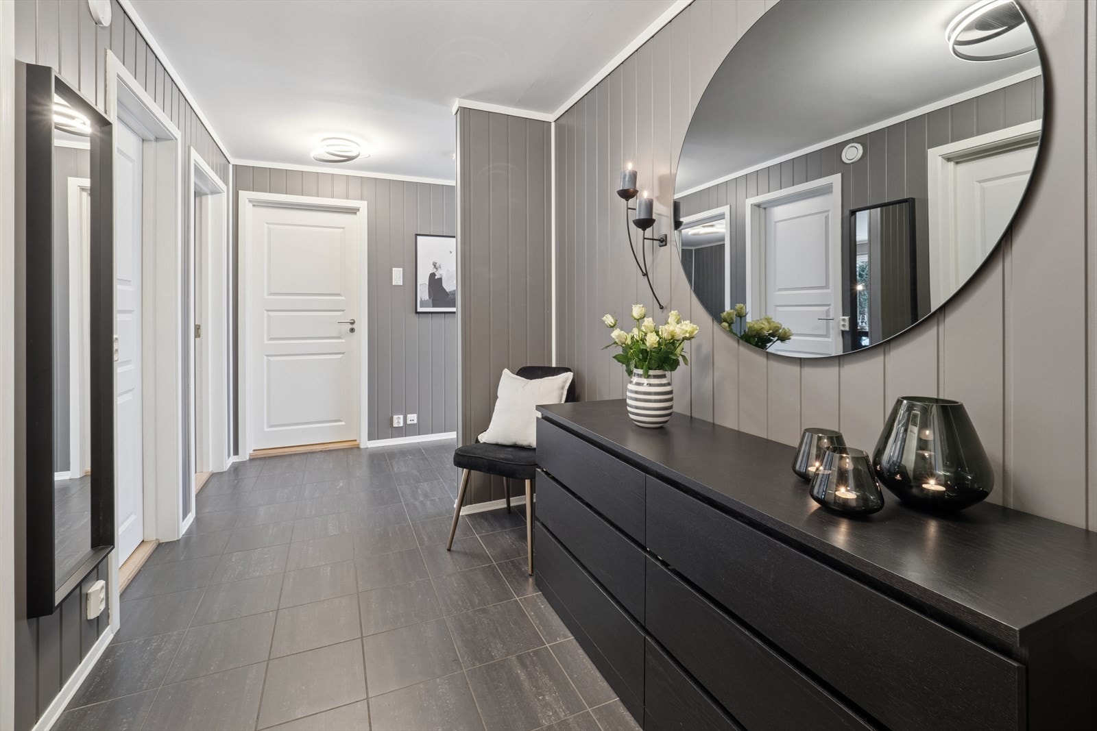 Rommet er romslig og her er det god plass for garderobeløsning med masse oppbevaringsplass. Galleribilde