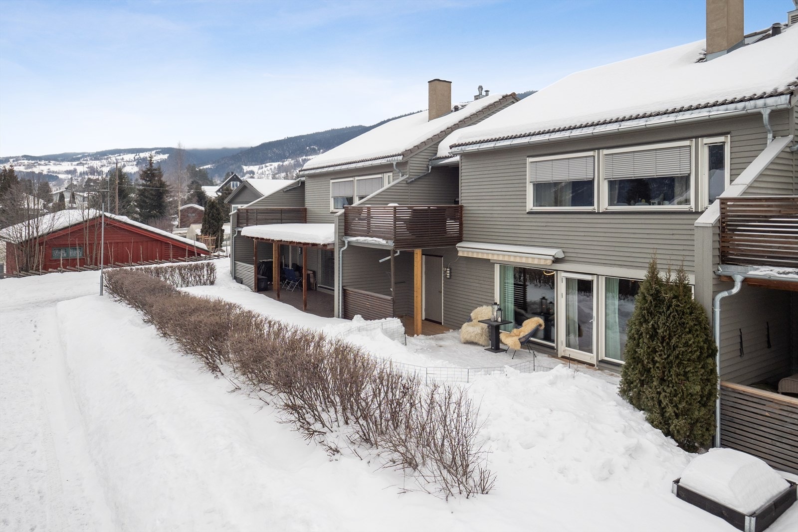 Uteareal med terrasseplatting og hageflekk. Galleribilde