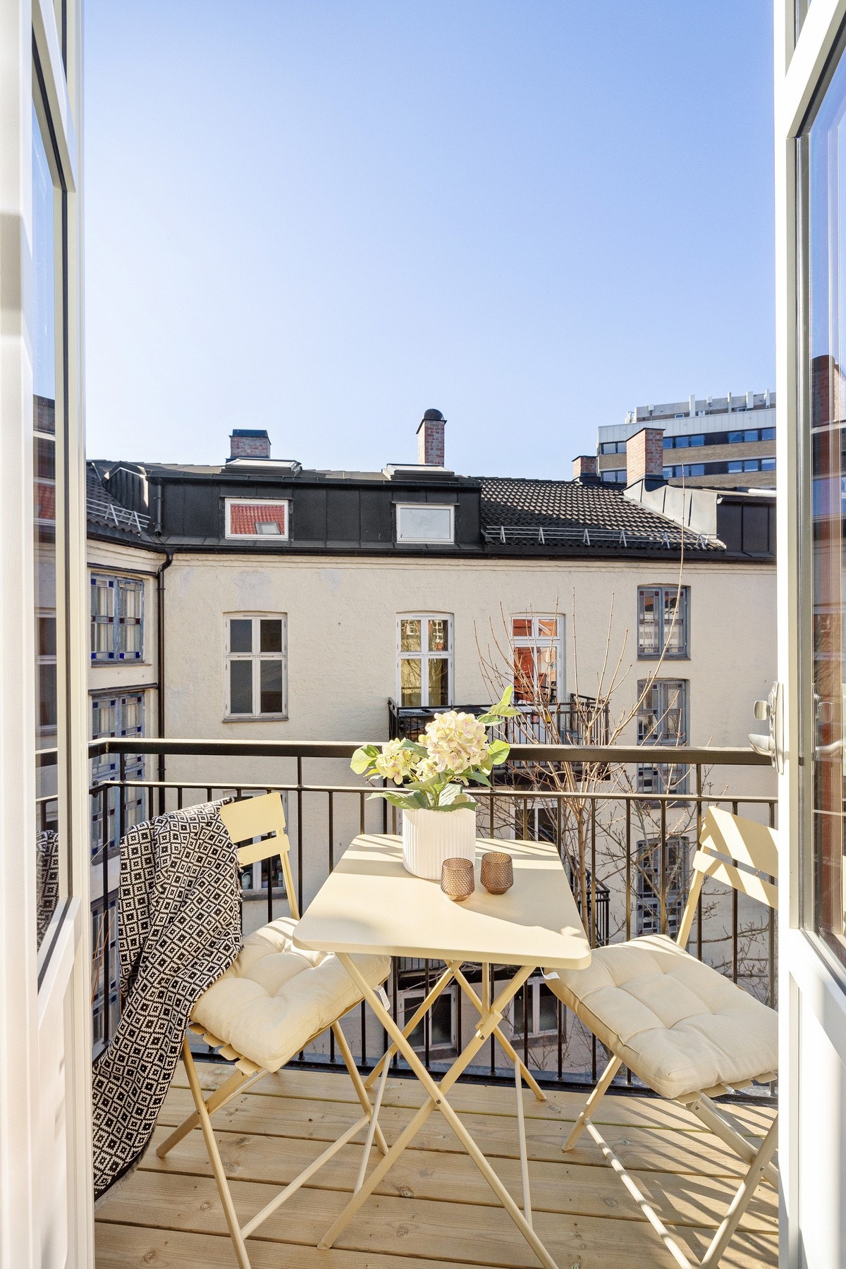 Sydvendt balkong med flotte solforhold. Balkongen vender mot stille og rolig bakgård. Galleribilde