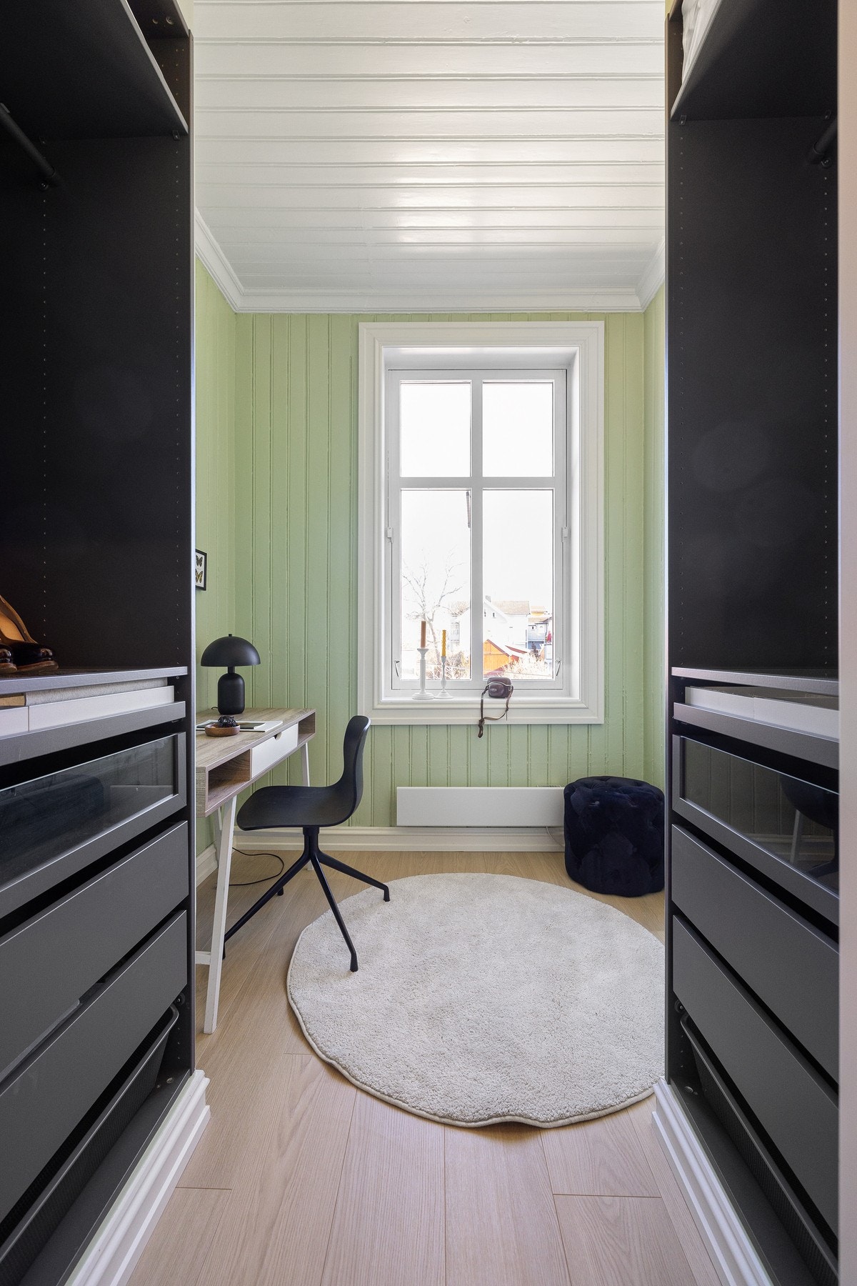 Soverom 2 med innebygde garderobeskap og originalt veggpanel fra byggeåret. Galleribilde