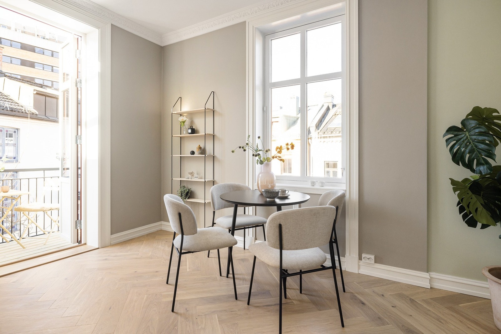 Svært god og optimalisert planløsning med plass til både sofagruppe og spisestue. Galleribilde