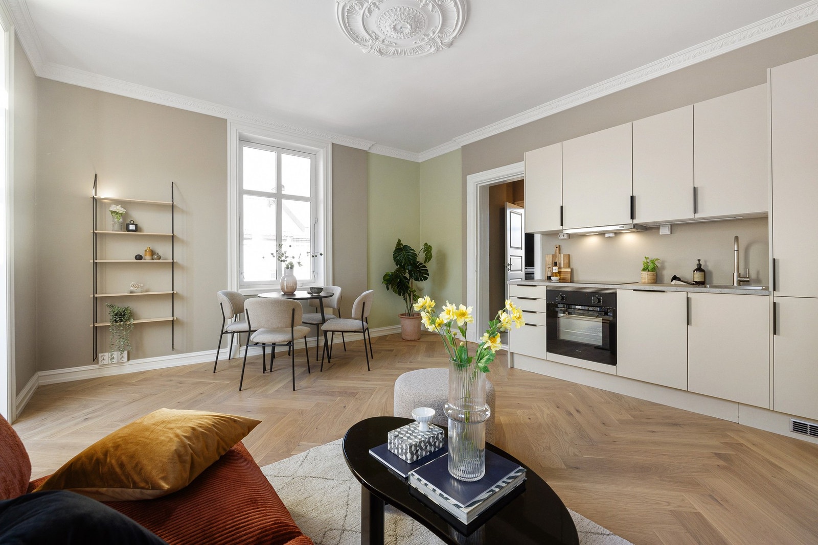 Under oppussing er det lagt stor vekt på å bevare leilighetens sjarme fra byggeåret. Her får du vakre, klassiske detaljer kombinert med moderne komfort og eksklusiv standard. Galleribilde