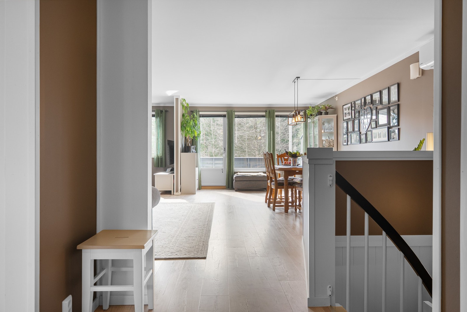 Boligen holder en gjengående god standard og fremstår godt vedlikeholdt. Galleribilde