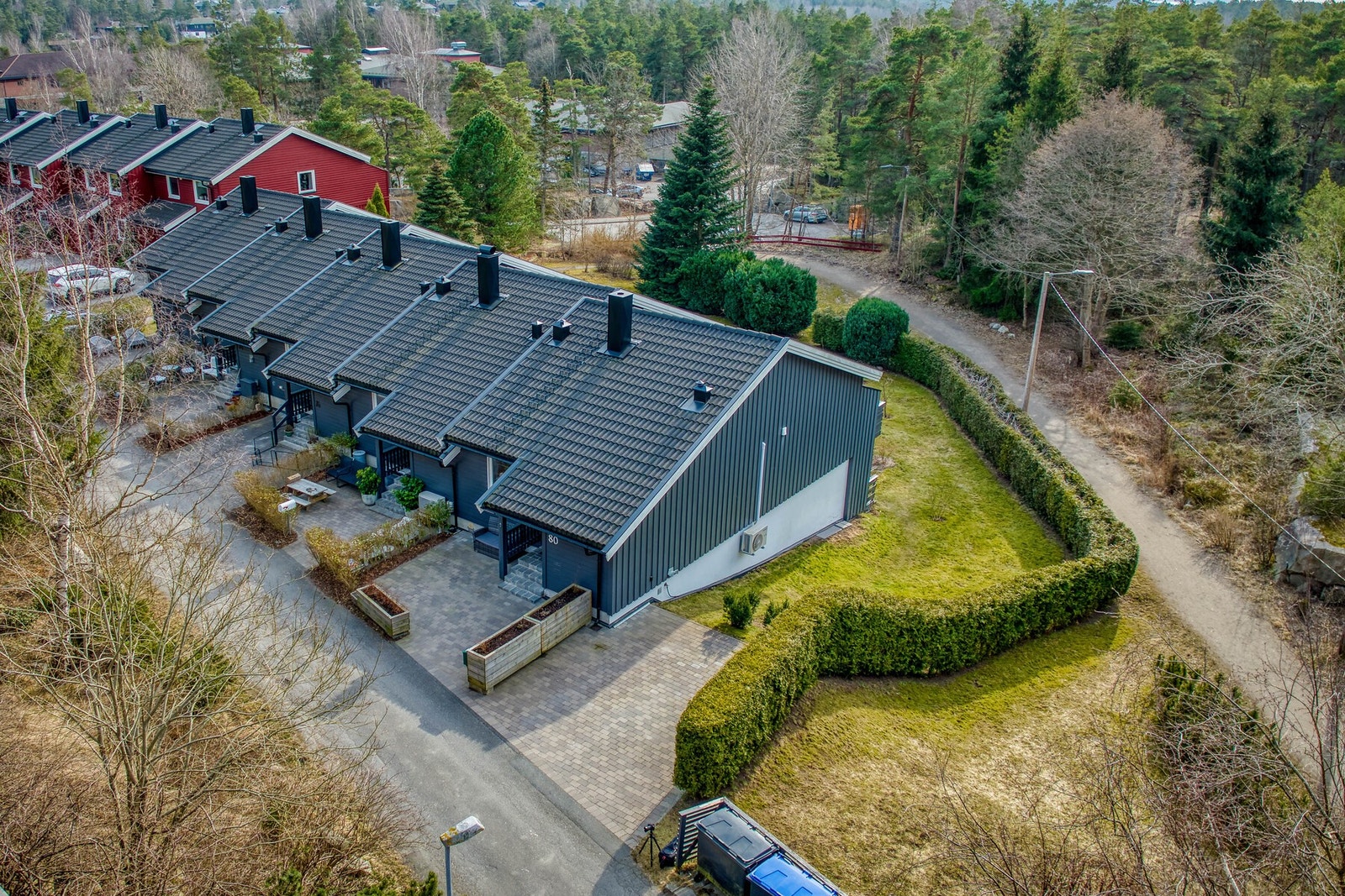 Eiendommer ligger et sentralt og veletablert boligområde boligområde på Ulvedalsåsen, Kråkerøy like ved Fredrikstad sentrum. Galleribilde