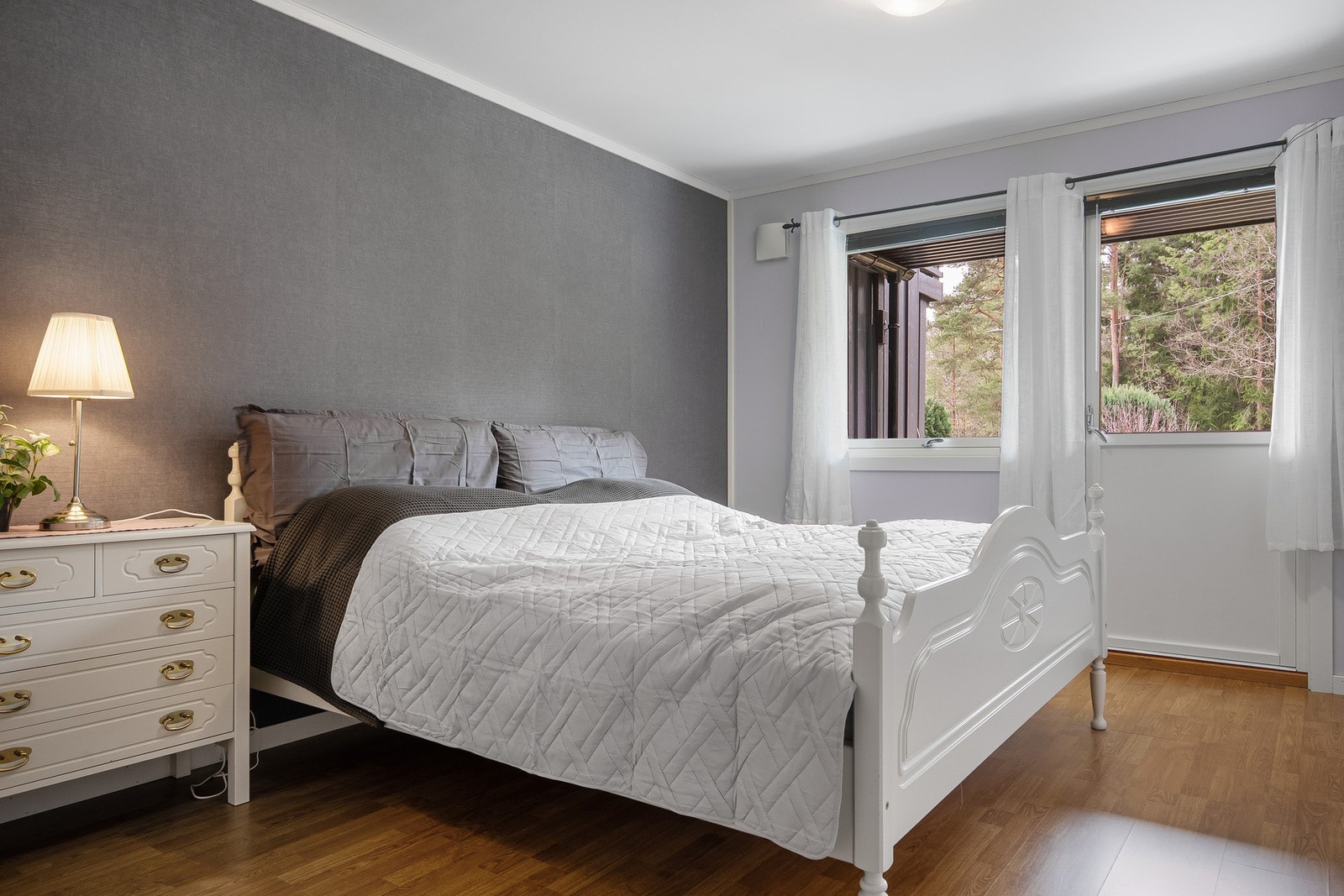 Romslig soverom med direkte adkomst til markterrasse. Galleribilde