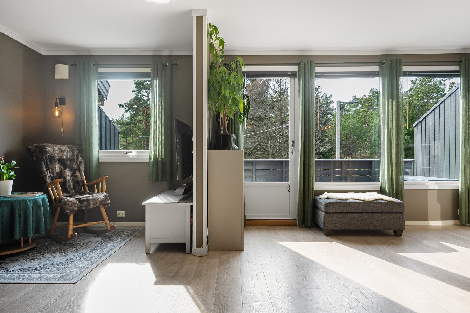 Fra stuen er det direkte adkomst til sydvest vendt balkong Galleribilde