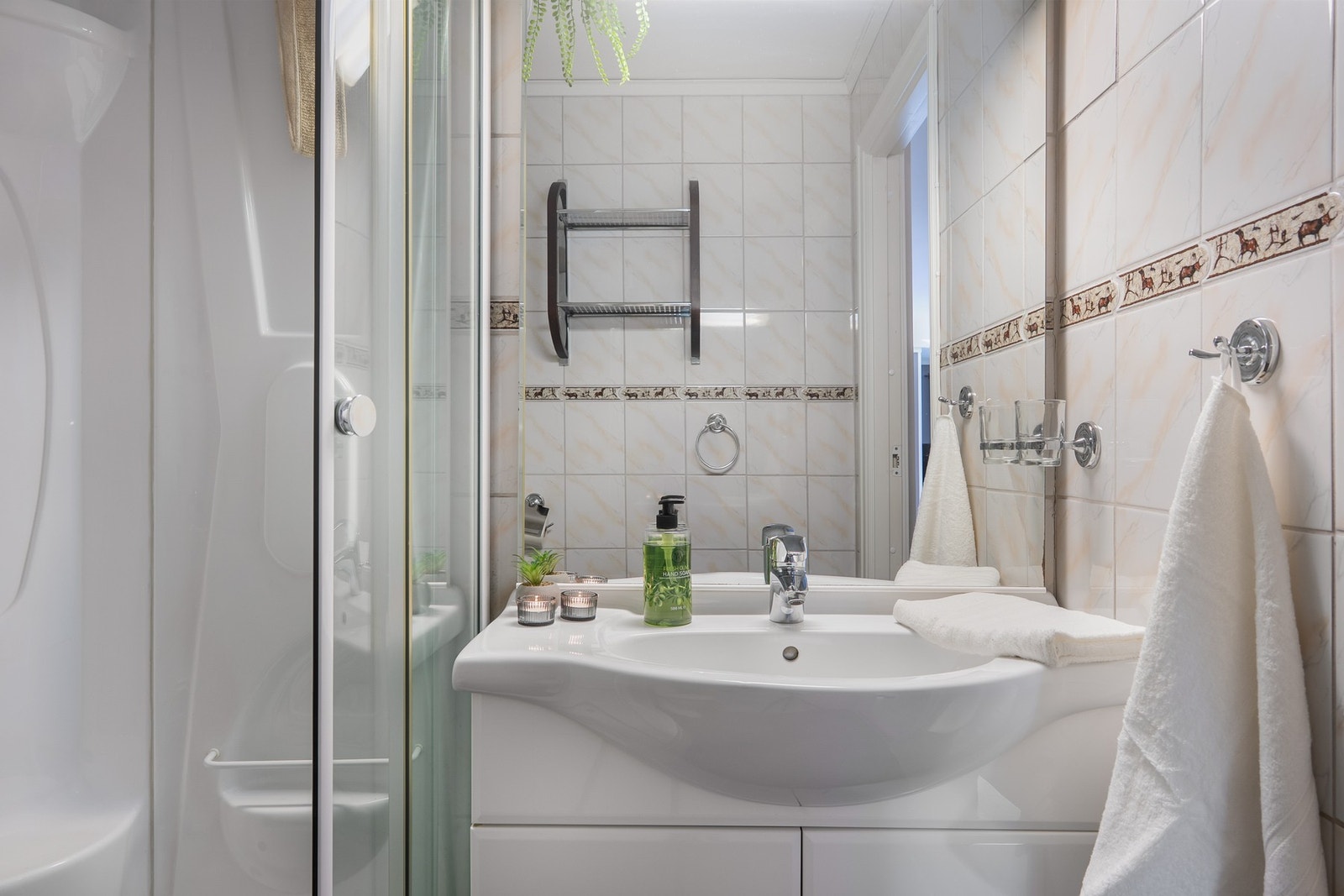 Badet i første etasje er innredet med servantinnredning, dusjkabinett og toalett. Galleribilde