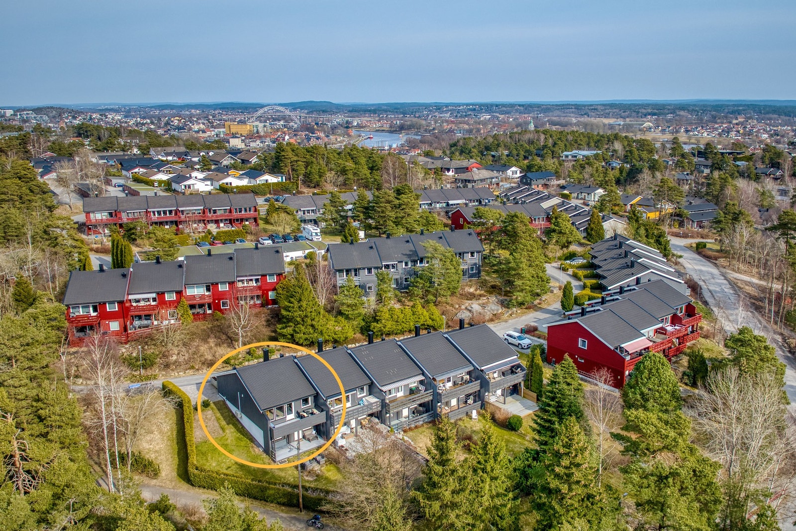 Dette er et innholdsrikt og oppgradert enderekkehus med skogen som nærmeste nabo! Galleribilde