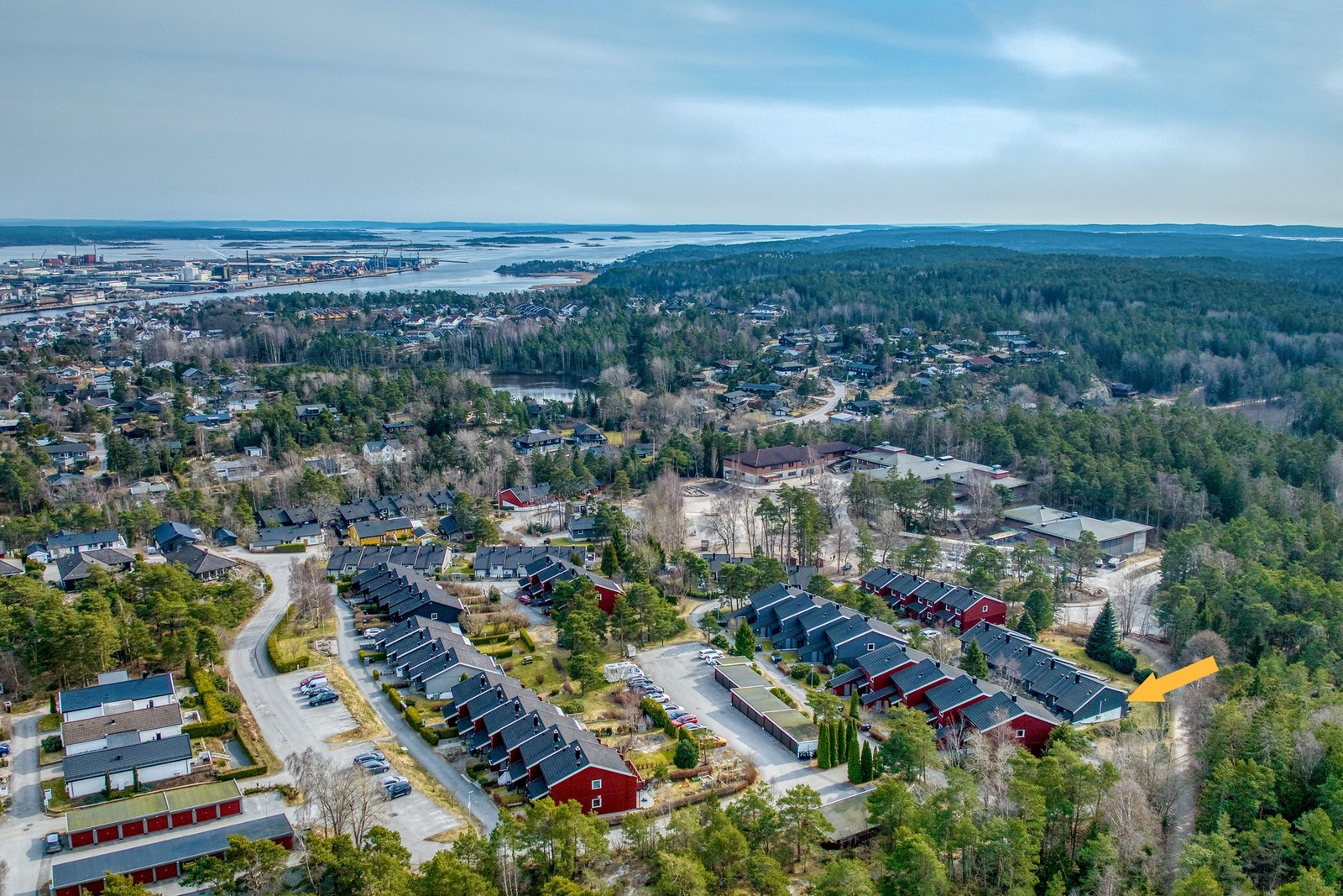 Dette er et rolig og barnevennlig område med kort vei til gode barnehager, Rødsmyra barneskole, Kråkerøy ungdomsskole og fine turstier i skog og mark. Galleribilde
