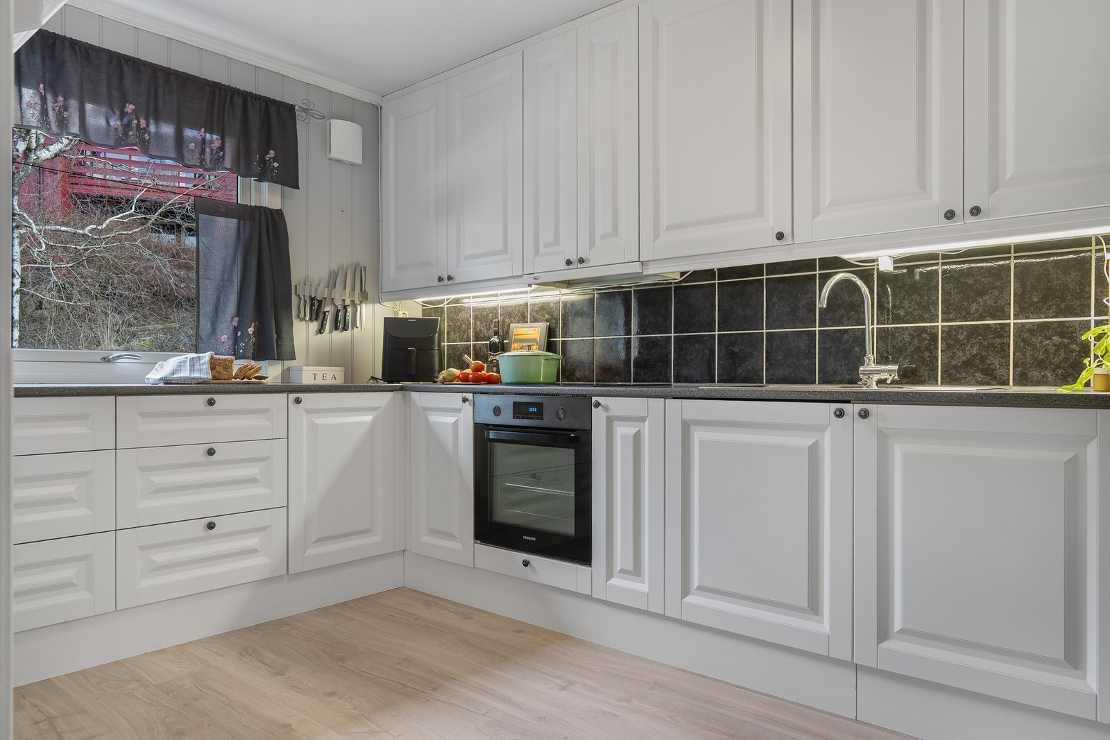 Integrert stekeovn og platetopp, samt frittstående kjøleskap og mulighet for oppvaskmaskin Galleribilde