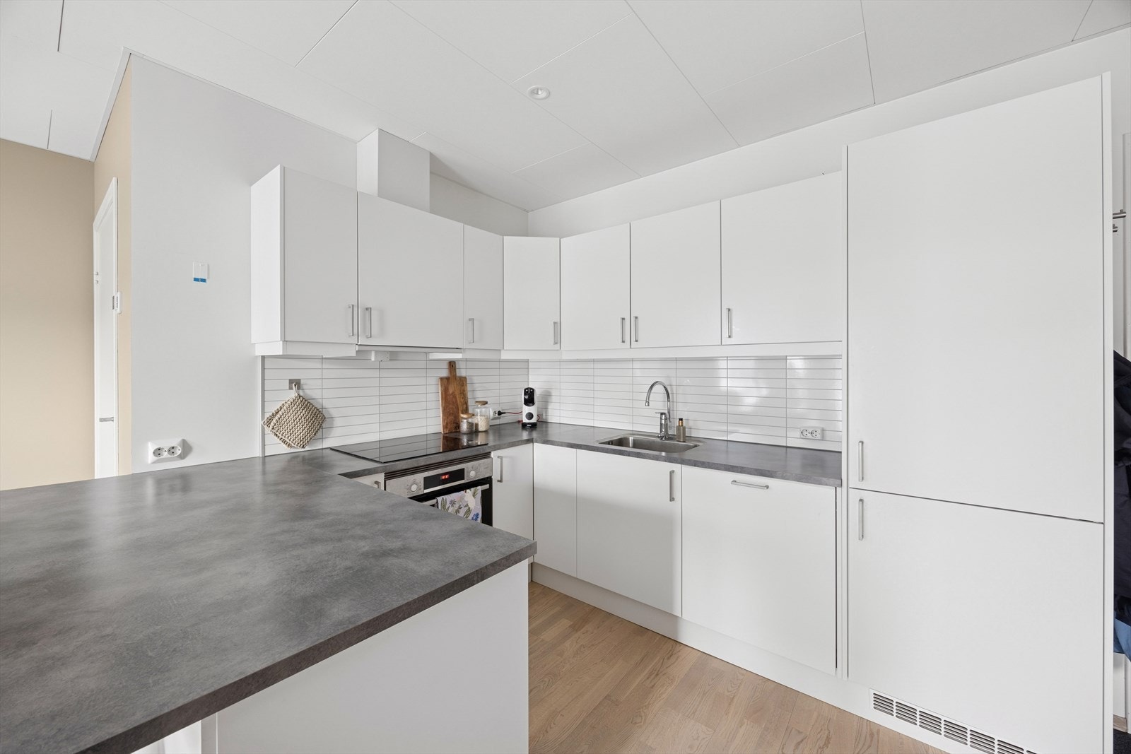 Kjøkkenet har plass til integrerte hvitevarer. Galleribilde