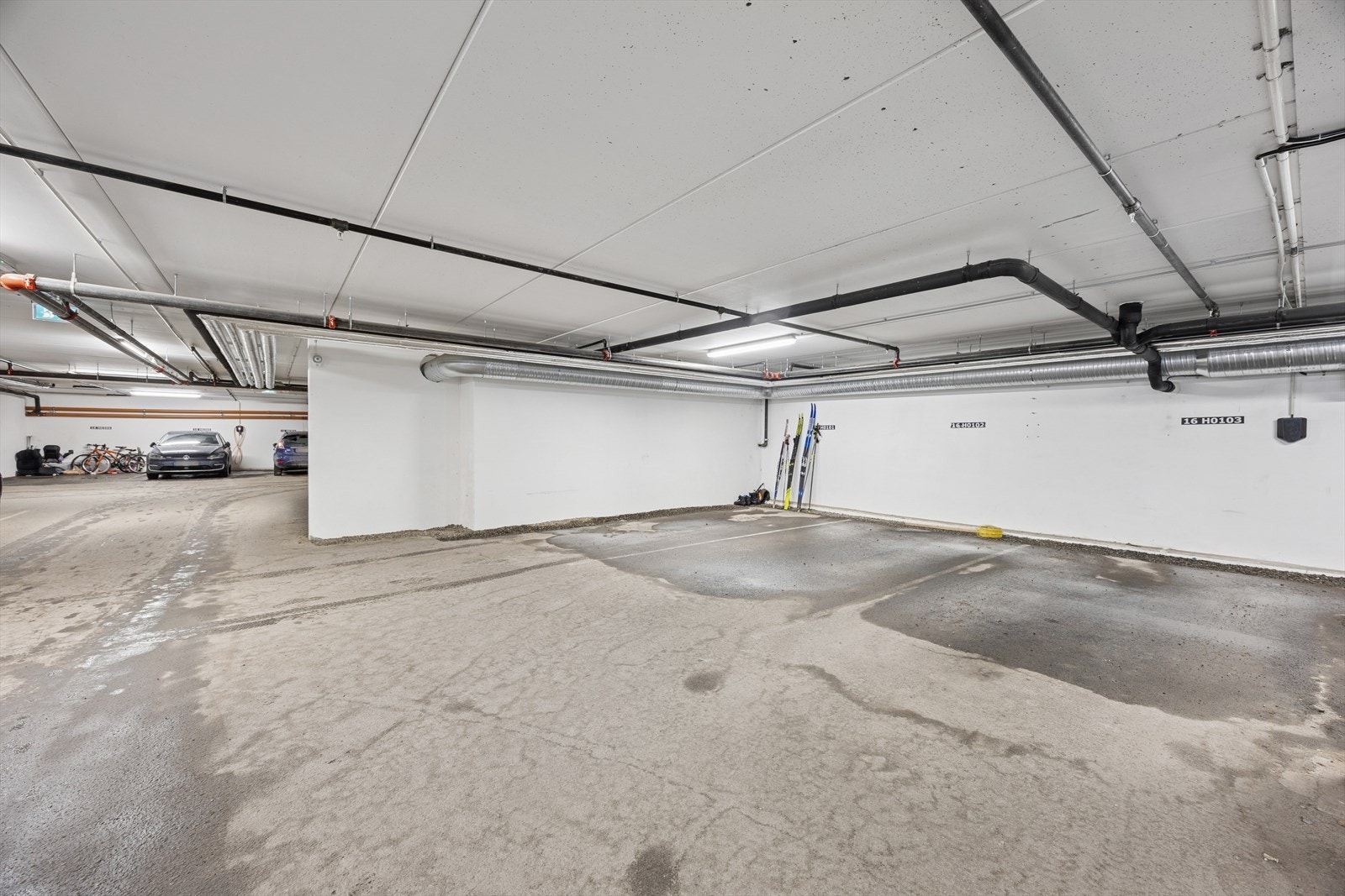 Parkeringsplass i felles parkeringsanlegg. Galleribilde