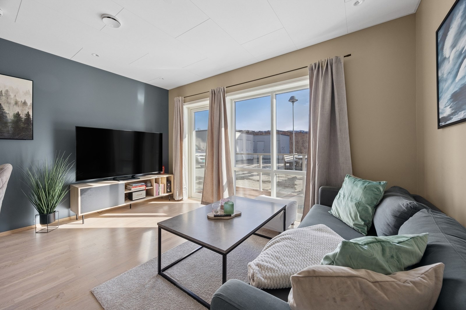 Store vindusflater slipper inn godt med naturlig lys, og gir deg videre adkomst til en terrasse. Galleribilde