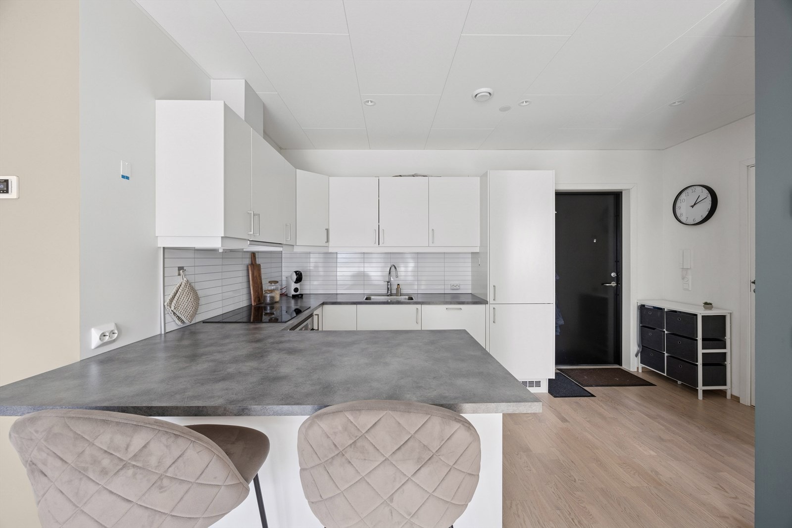 Leiligheten har en moderne åpen stue- og kjøkkenløsning. Galleribilde