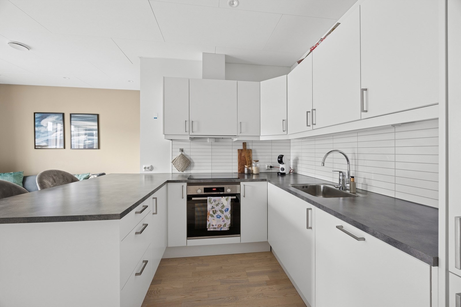 Kjøkkenet har en delikat innredning fra Sigdal, med glatte hvite fronter og laminat benkeplate. Galleribilde