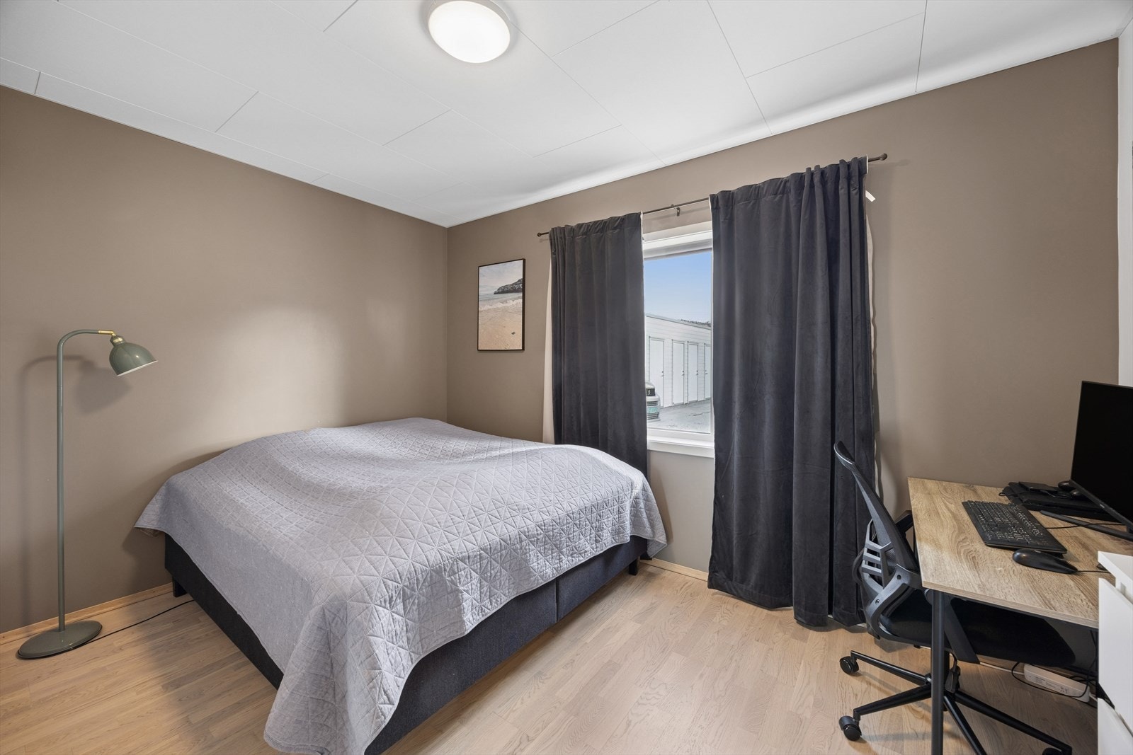 I tillegg til seng og garderobeløsning så får du også plass til en kontorplass på soverommet. Galleribilde