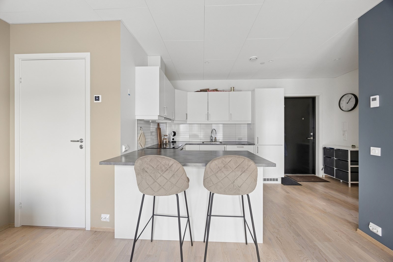 Benkeplaten har plass til en praktisk spiseplass. Galleribilde