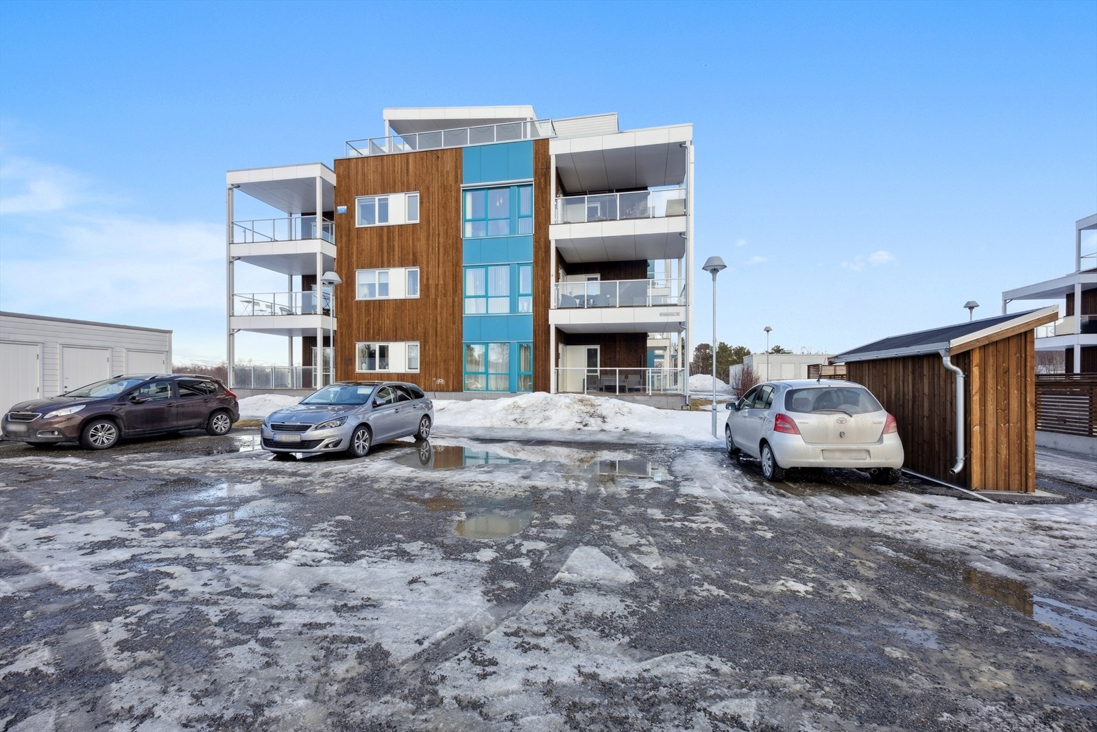 Leiligheten har en fin beliggenhet i rolige og skjermede omgivelser på Kronstad, like ved Tverrelva. Galleribilde