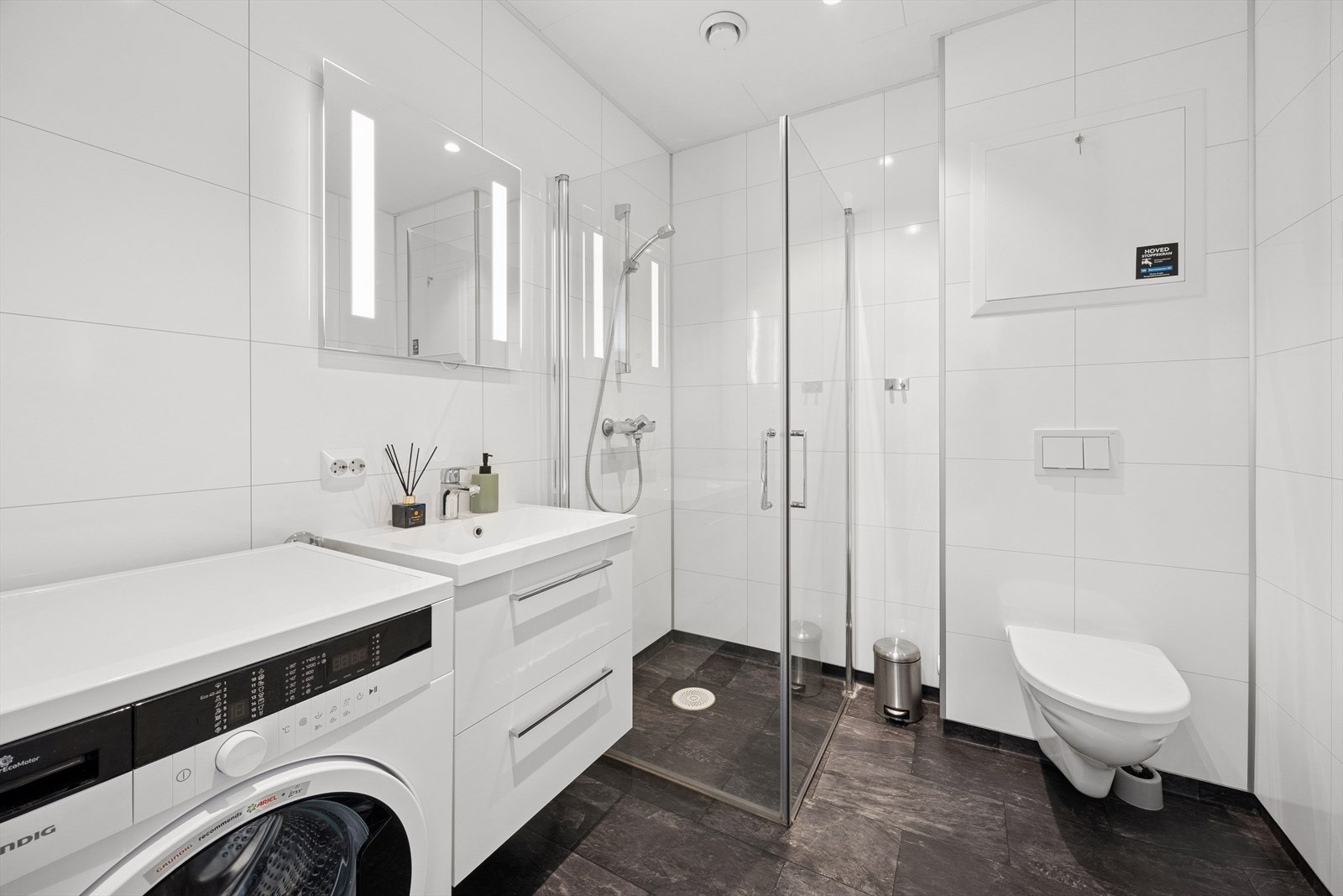 Baderommet har vinylbelegg på gulvet og våtromsplater på veggene. Rommet varmes opp ved bruk av vannbåren gulvvarme. Galleribilde