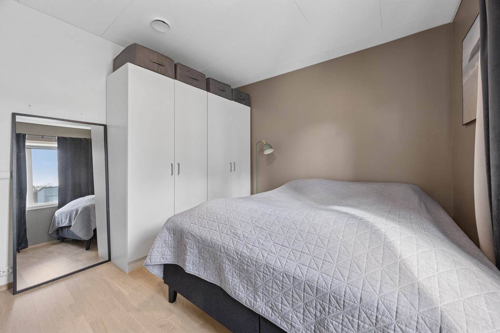 Soverommet har god plass til seng og garderobeløsning. Galleribilde