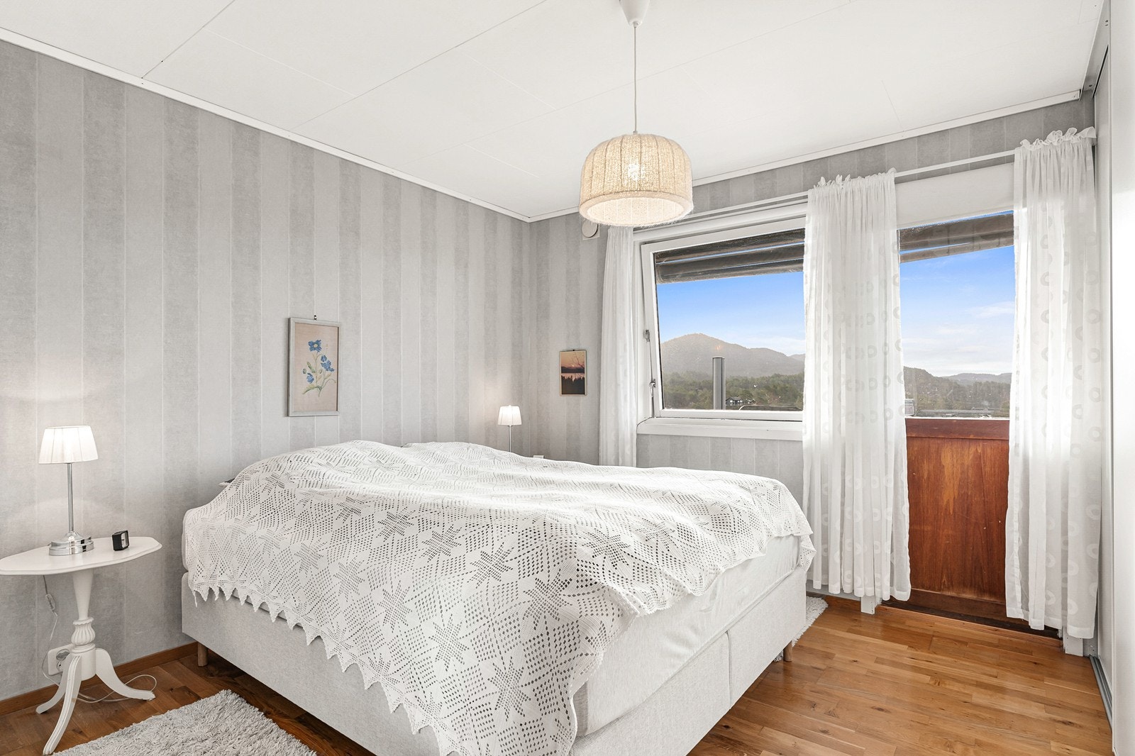 Det er tre soverom i hovedetasjen som ligger samlet. Galleribilde