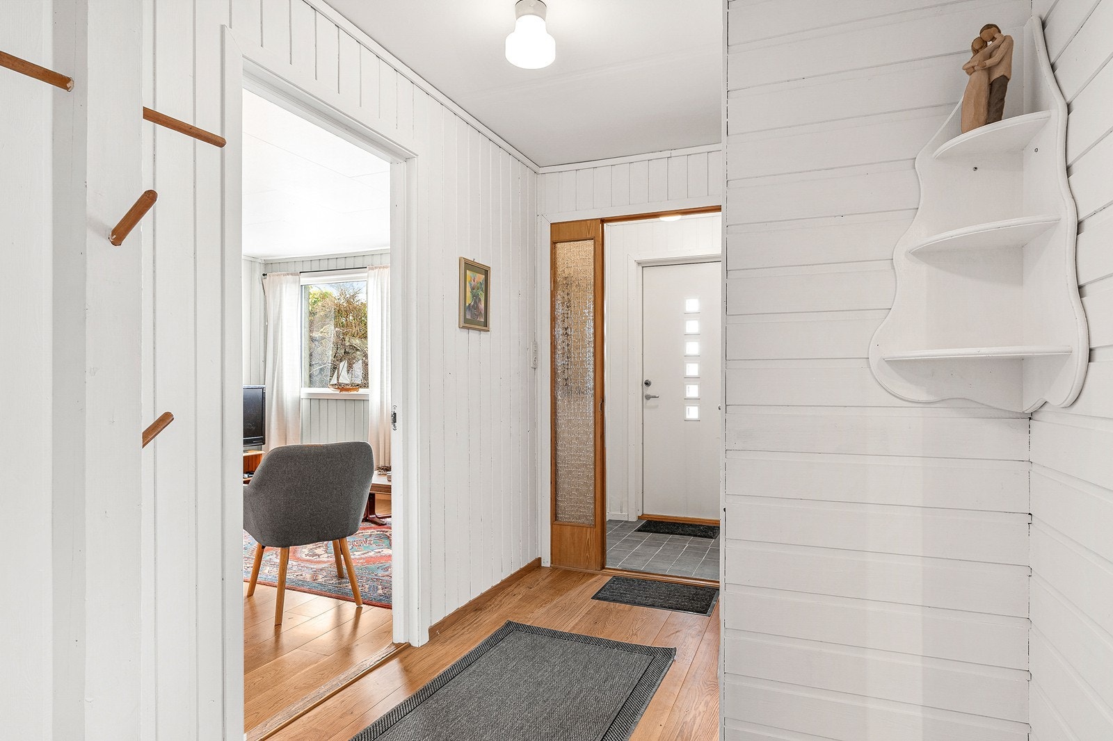 I underetasjen er det en separat leilighet med egen inngang. Galleribilde