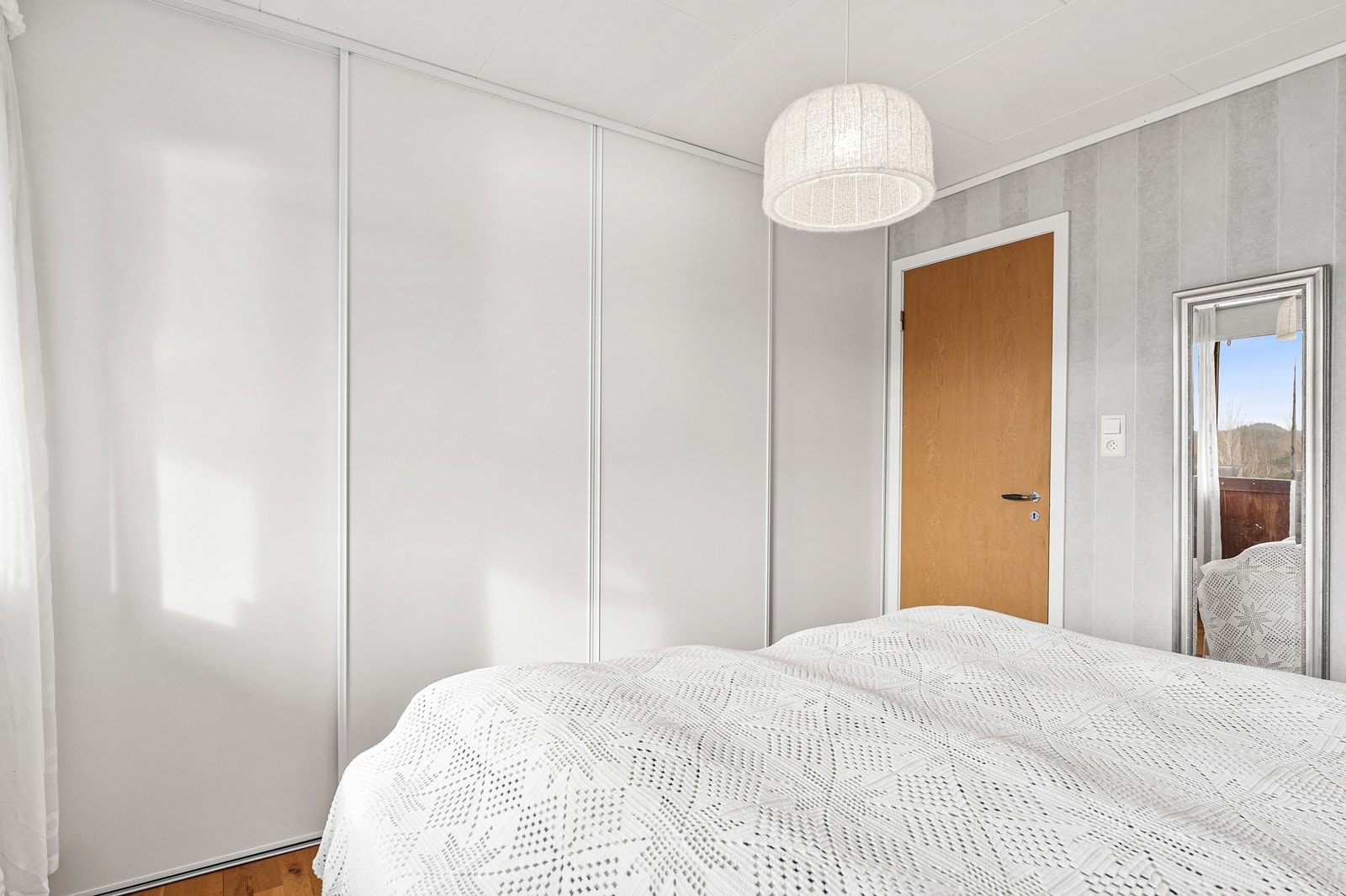 De to øvrige soverommene er noe mindre i størrelsen og har plass til seng, nattbord og en garderobeløsning. Galleribilde