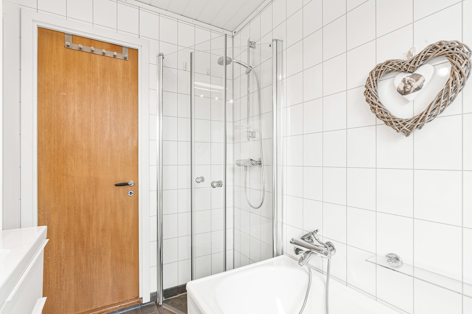 Videre er det innredning med heldekkende vask og et-grepsblandebatteri. Galleribilde