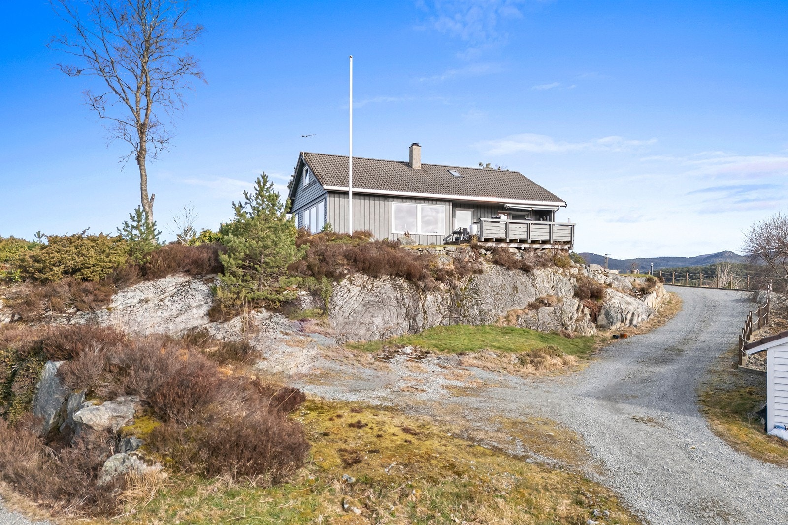 Her ligger man fint til på et høydedrag, som gjør at man får solrike uteplasser og fin utsikt. Galleribilde