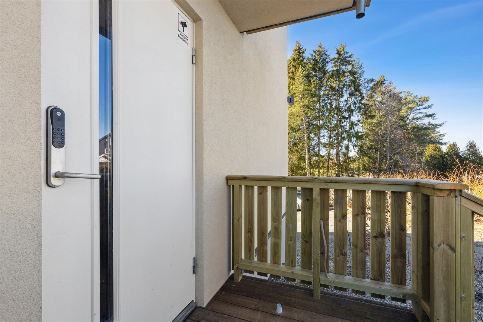 Inngangsparti med kodelås på døren. Galleribilde