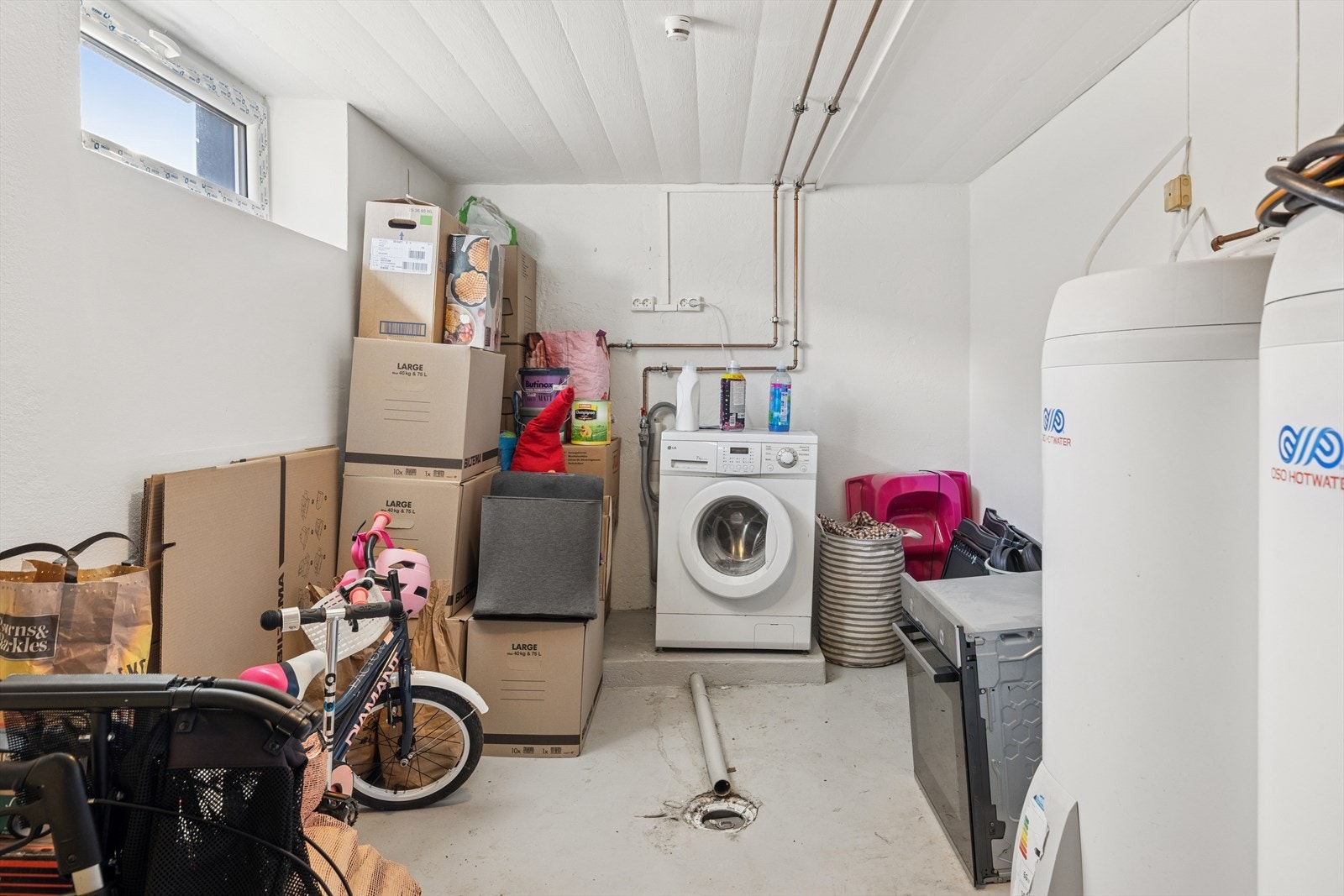 Flere boder i kjeller Galleribilde