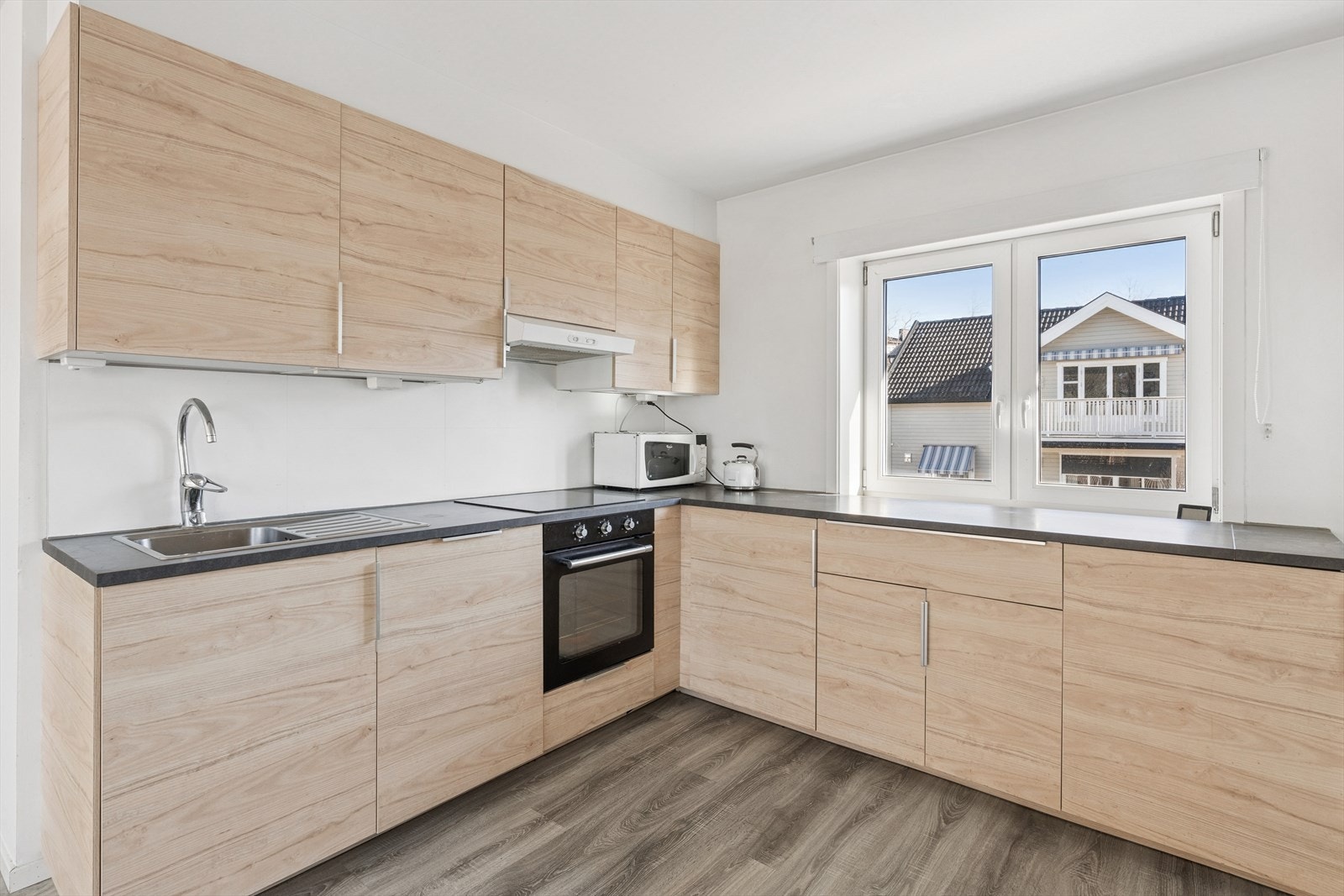 Kjøkkeninnredning med glatte fronter. Galleribilde