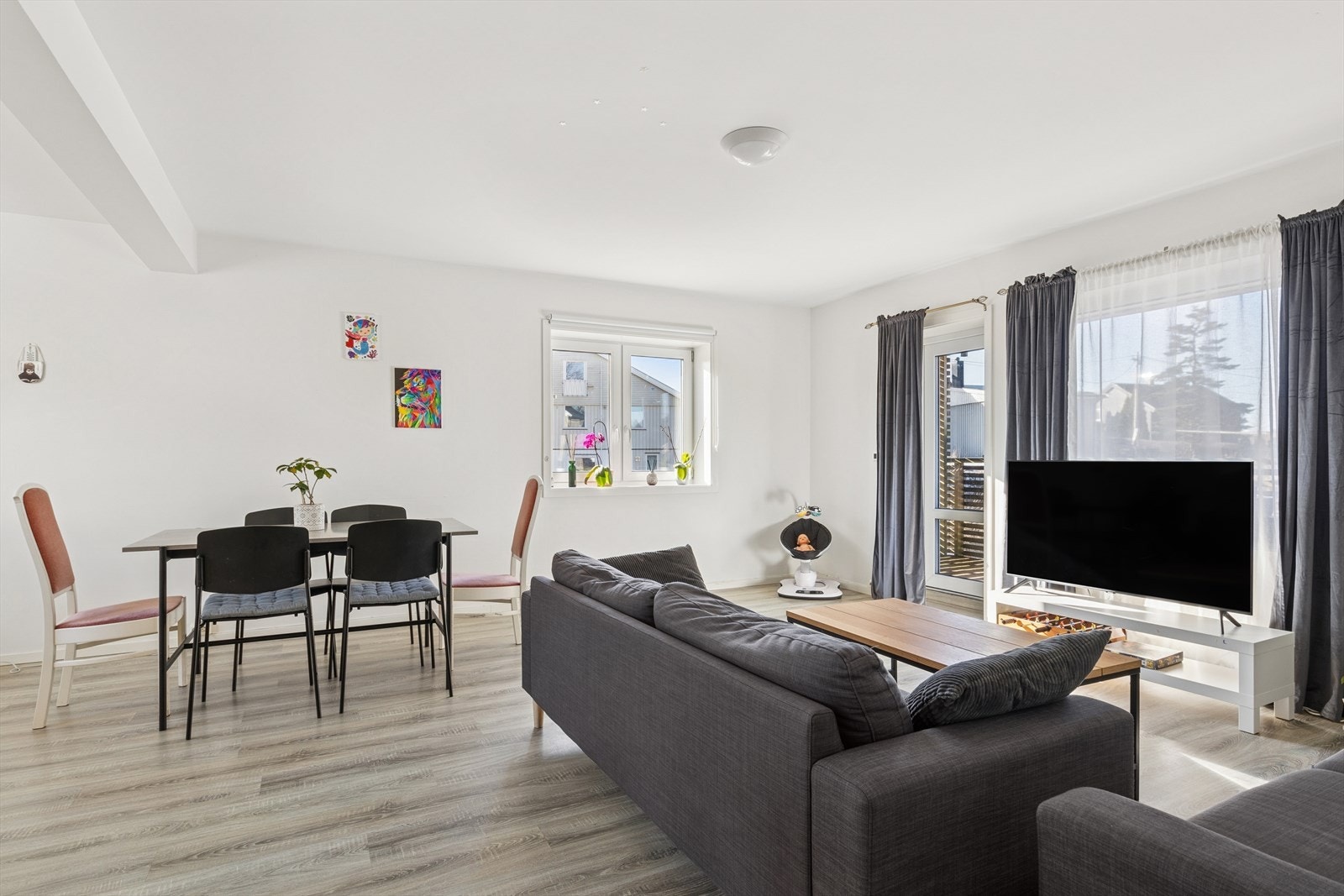 God plass til både spisebord og sofagruppe. Galleribilde