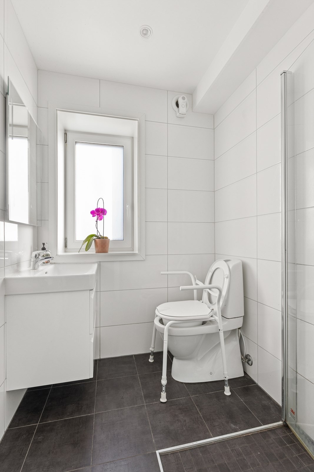 Flislagt bad med varmekabler i gulvet. Galleribilde