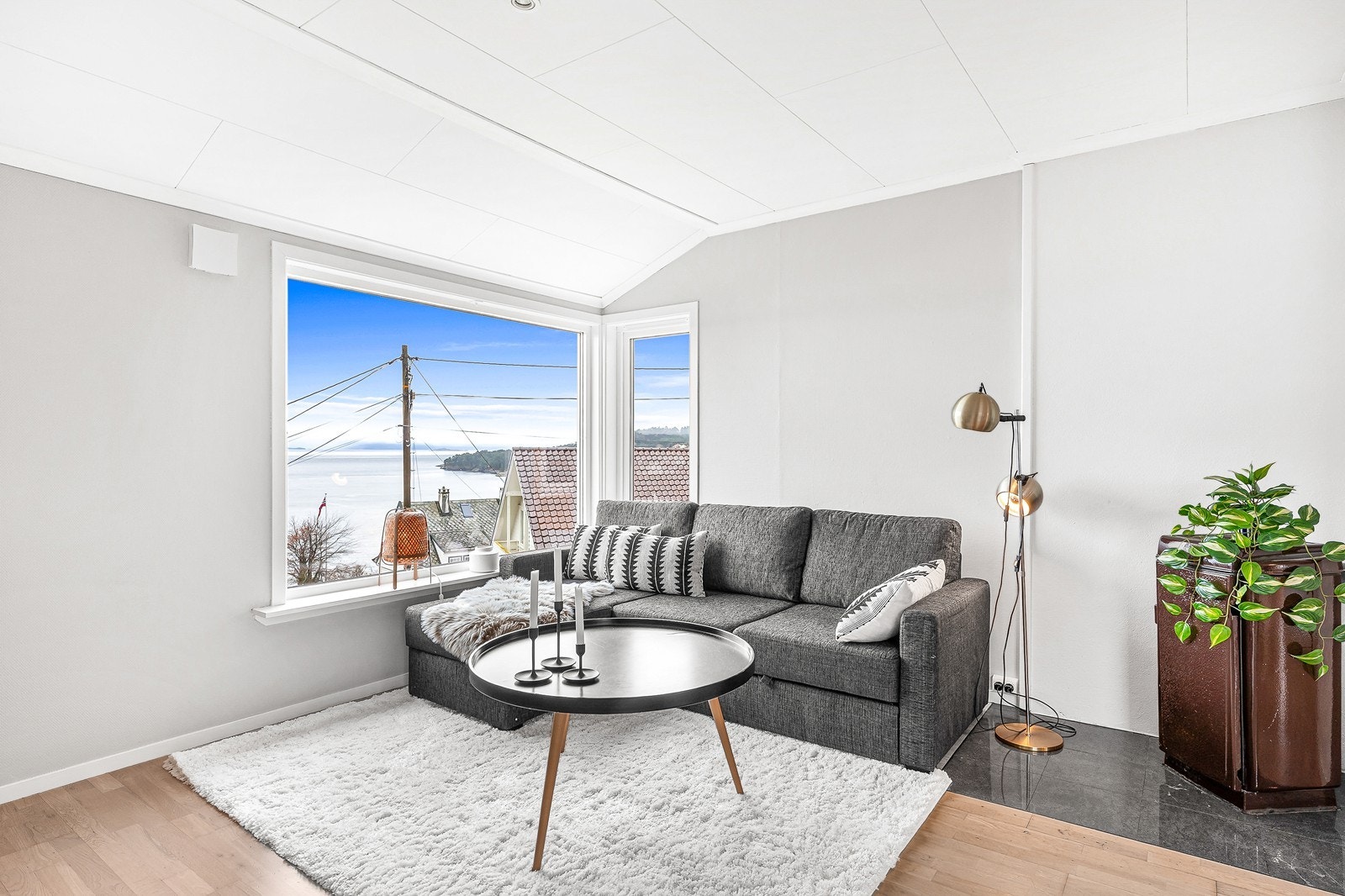 I stuen er det satt inn store hjørnevinduer mot sjøen. Galleribilde