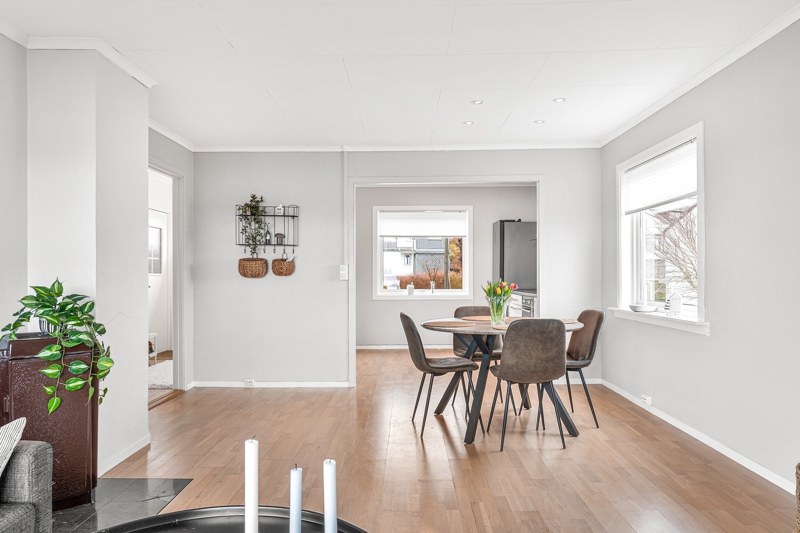 Fra stuen og inn til kjøkkenet er det en stor åpning som gir gjennomgående lys og en luftig romfølelse. Galleribilde