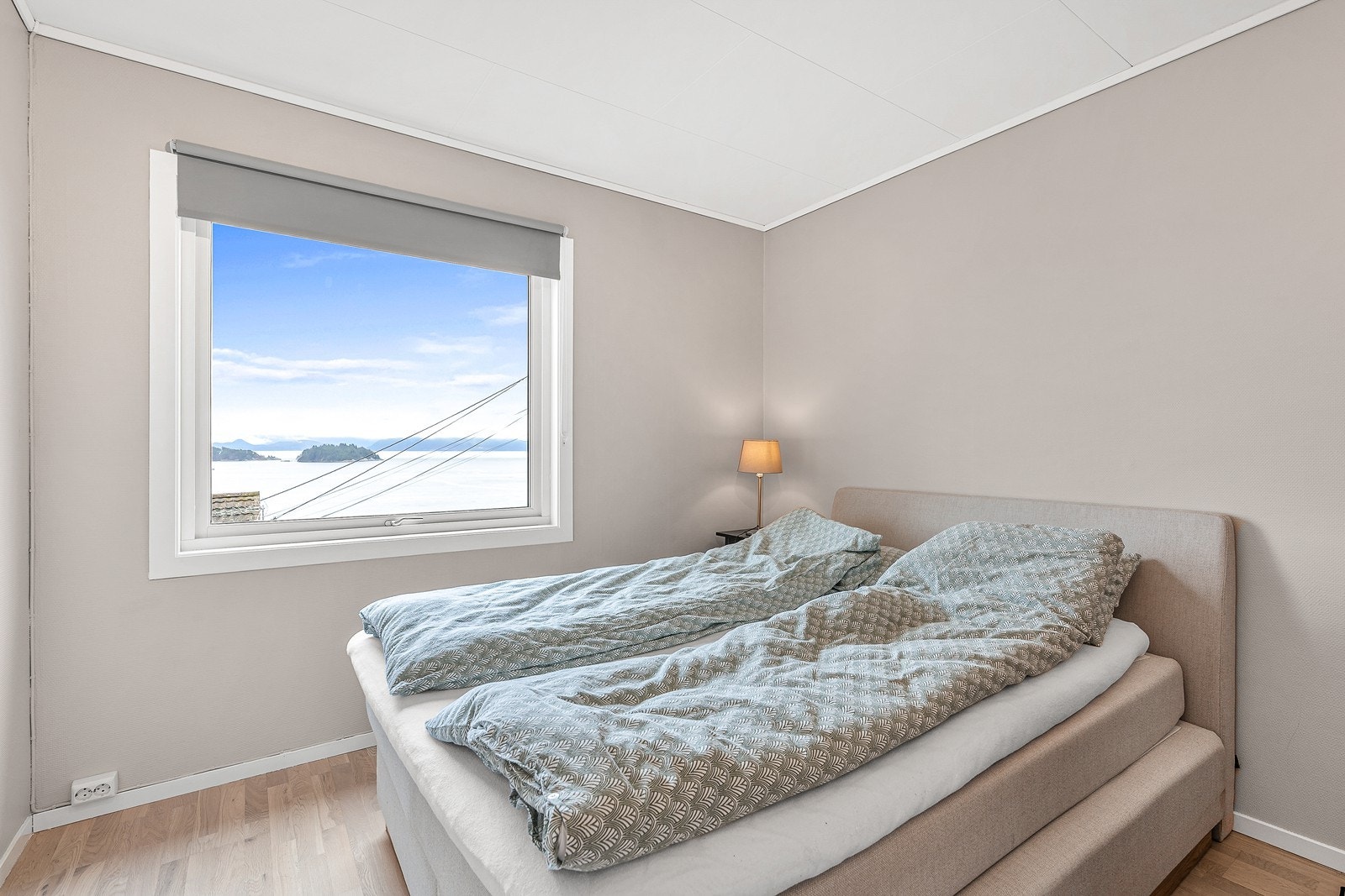 Soverommet er av god størrelse, med plass til det man måtte trenge. Galleribilde