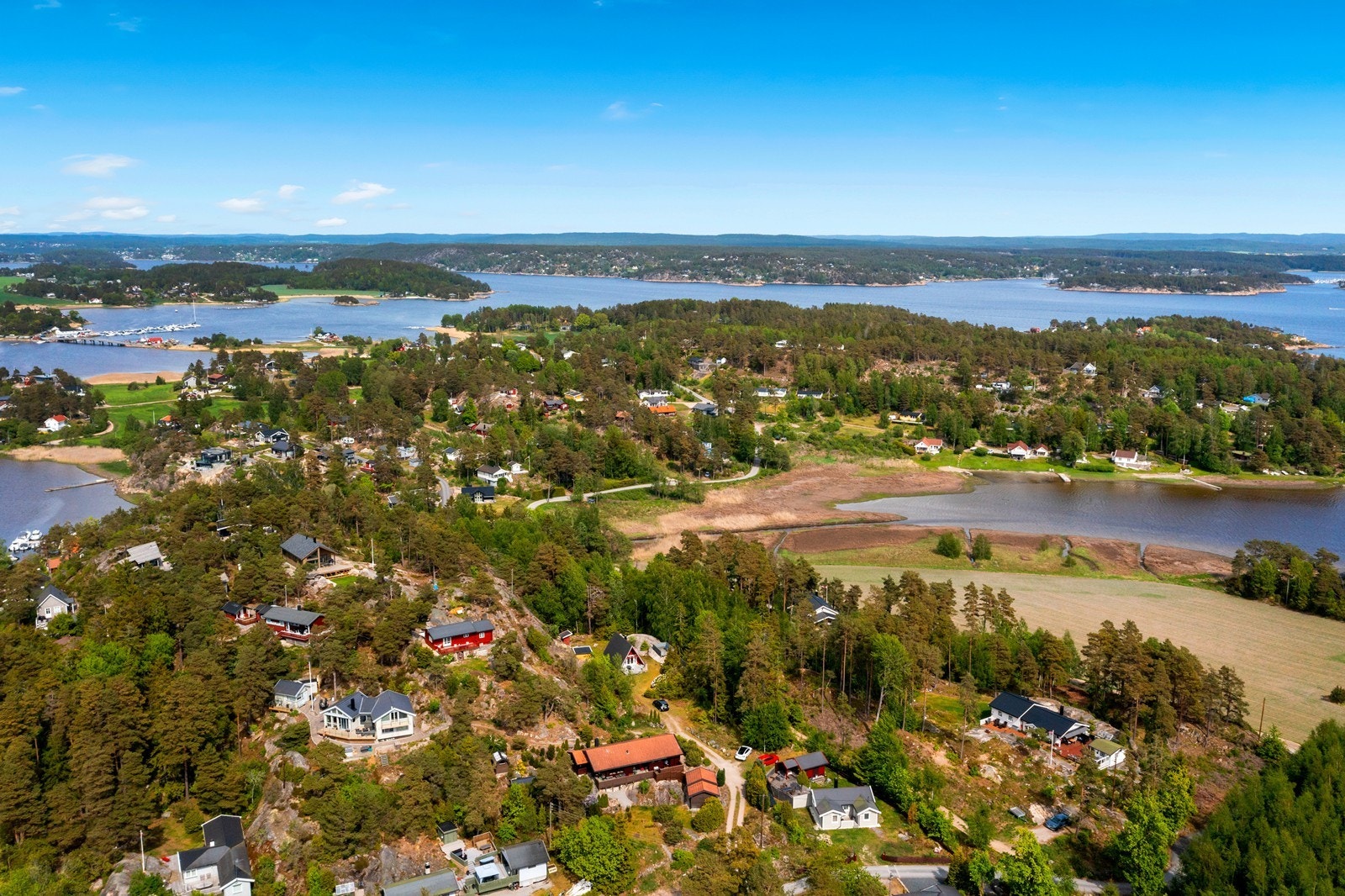 Området består av fritidsbebyggelse og herlig natur. Det er kort vei til badestrender. Galleribilde