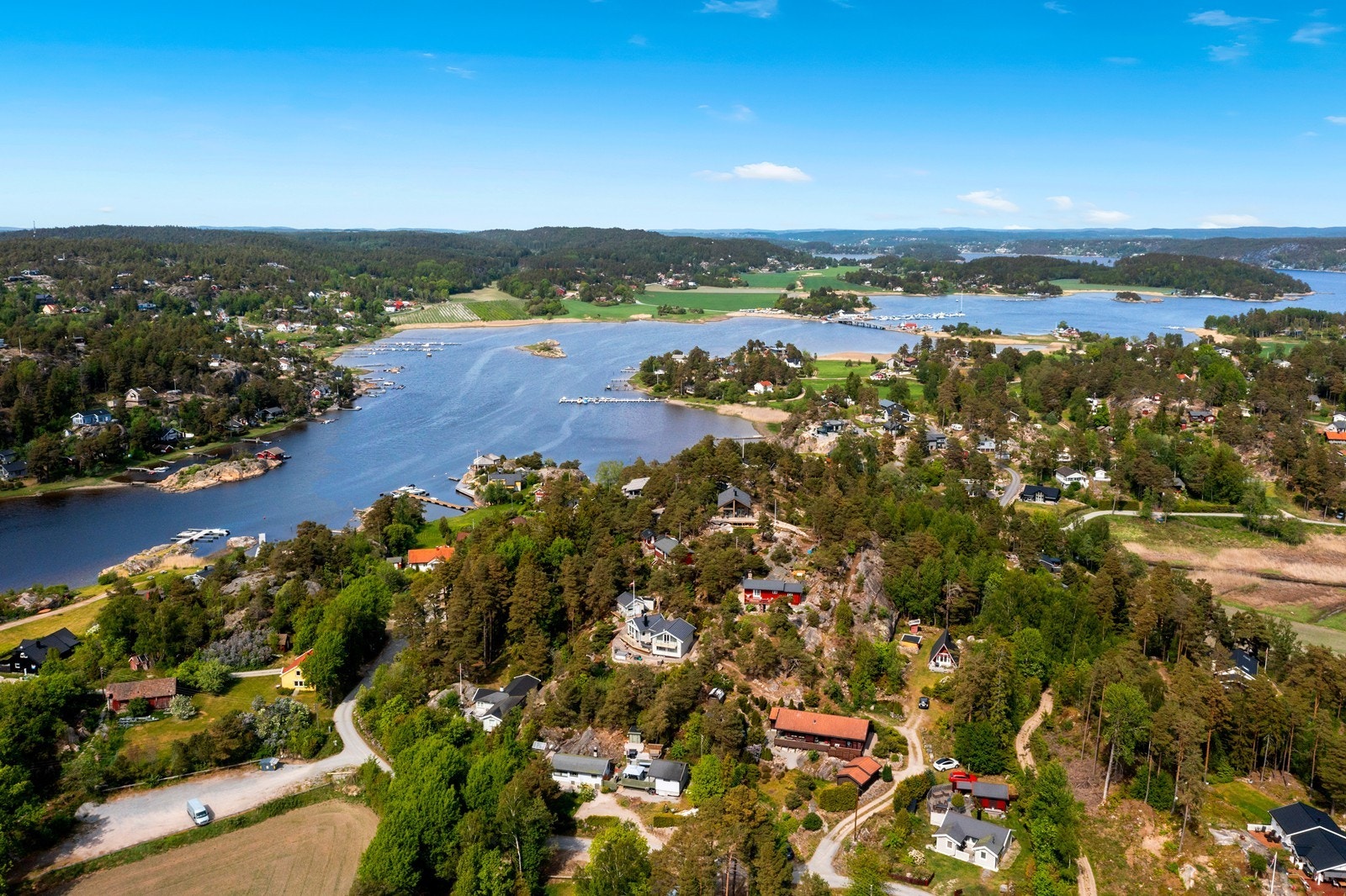 Eiendommen skiller seg ut med sitt "båthus"-utrykk. Galleribilde