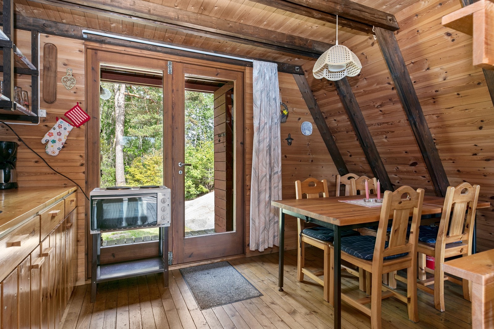 Kjøkkenet ligger i den ene enden av fritidsboligen og er delvis skjermet mot oppholdsrommet. Galleribilde