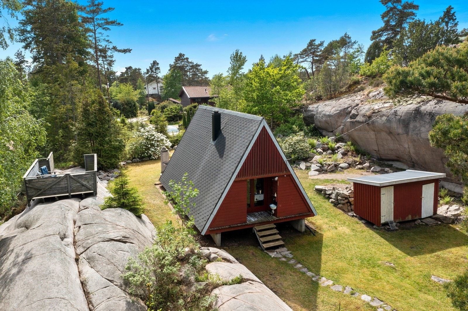 En fritidseiendom med spennende arkitektur og naturen tett på. Galleribilde
